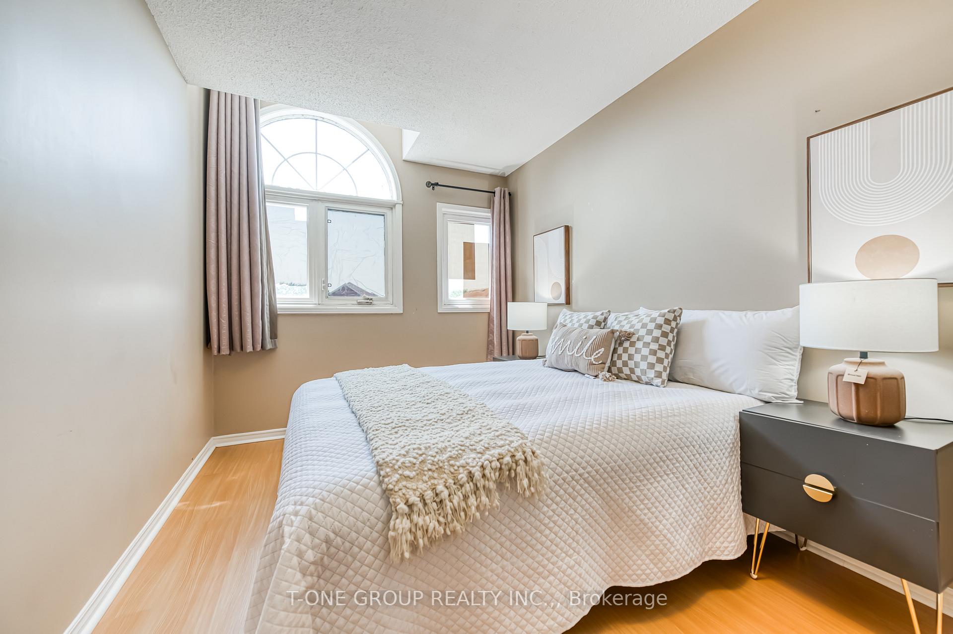 Photo 16 of 282 Doubtfire Crescent, Markham, Middlefield — HOMEH