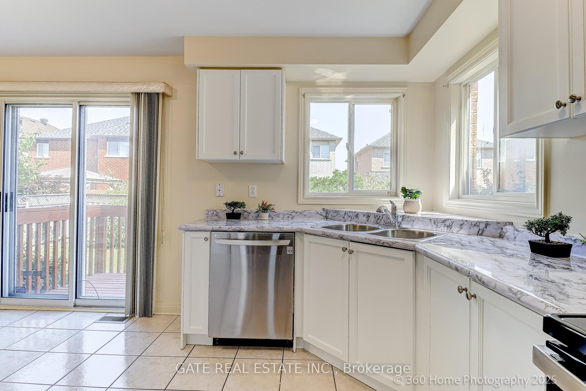 Photo 14 of 56 Brookhaven Crescent, Markham, Berczy — HOMEH