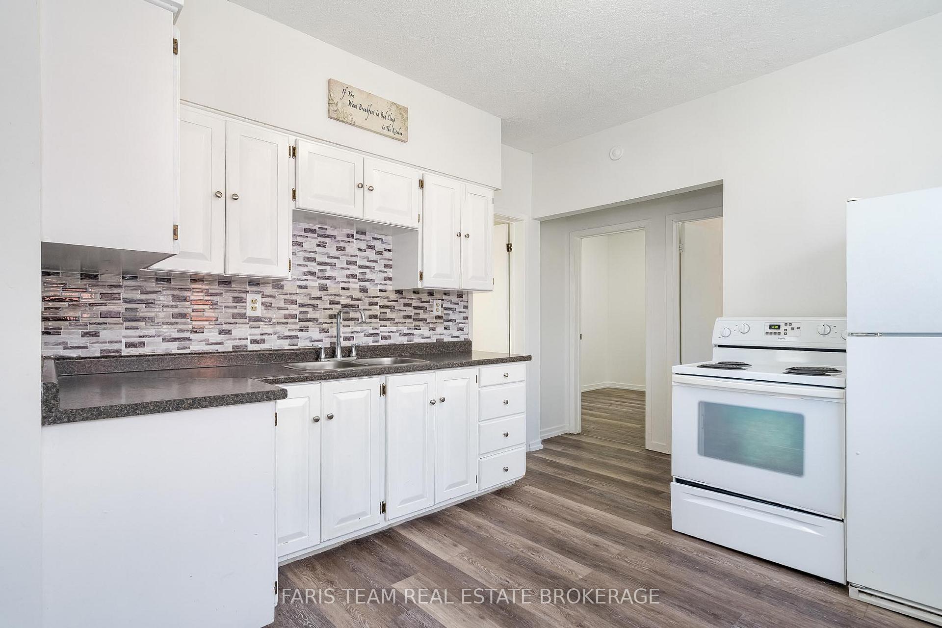 Photo 6 of 612 Bay Street, Midland — HOMEH