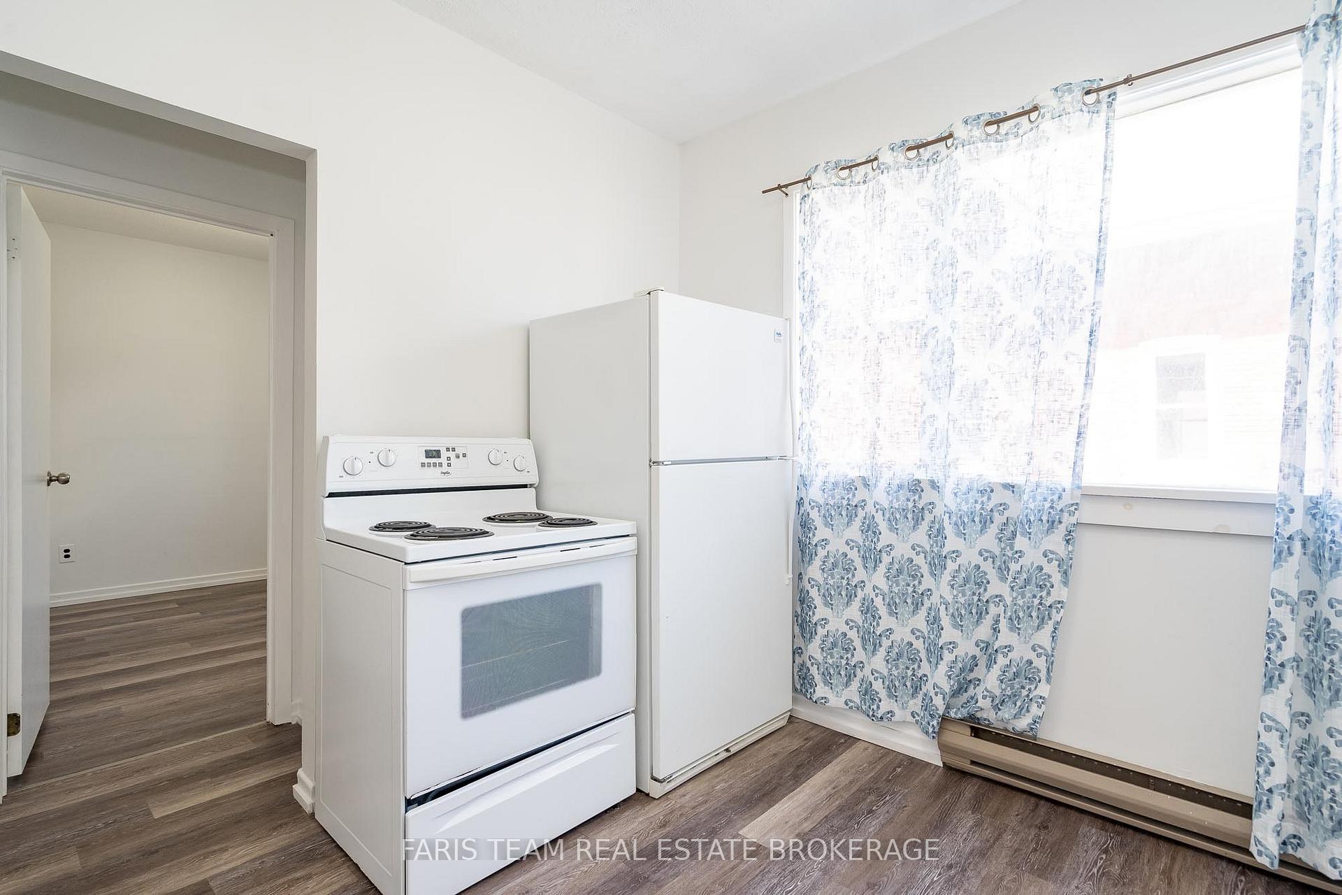 Photo 8 of 612 Bay Street, Midland — HOMEH