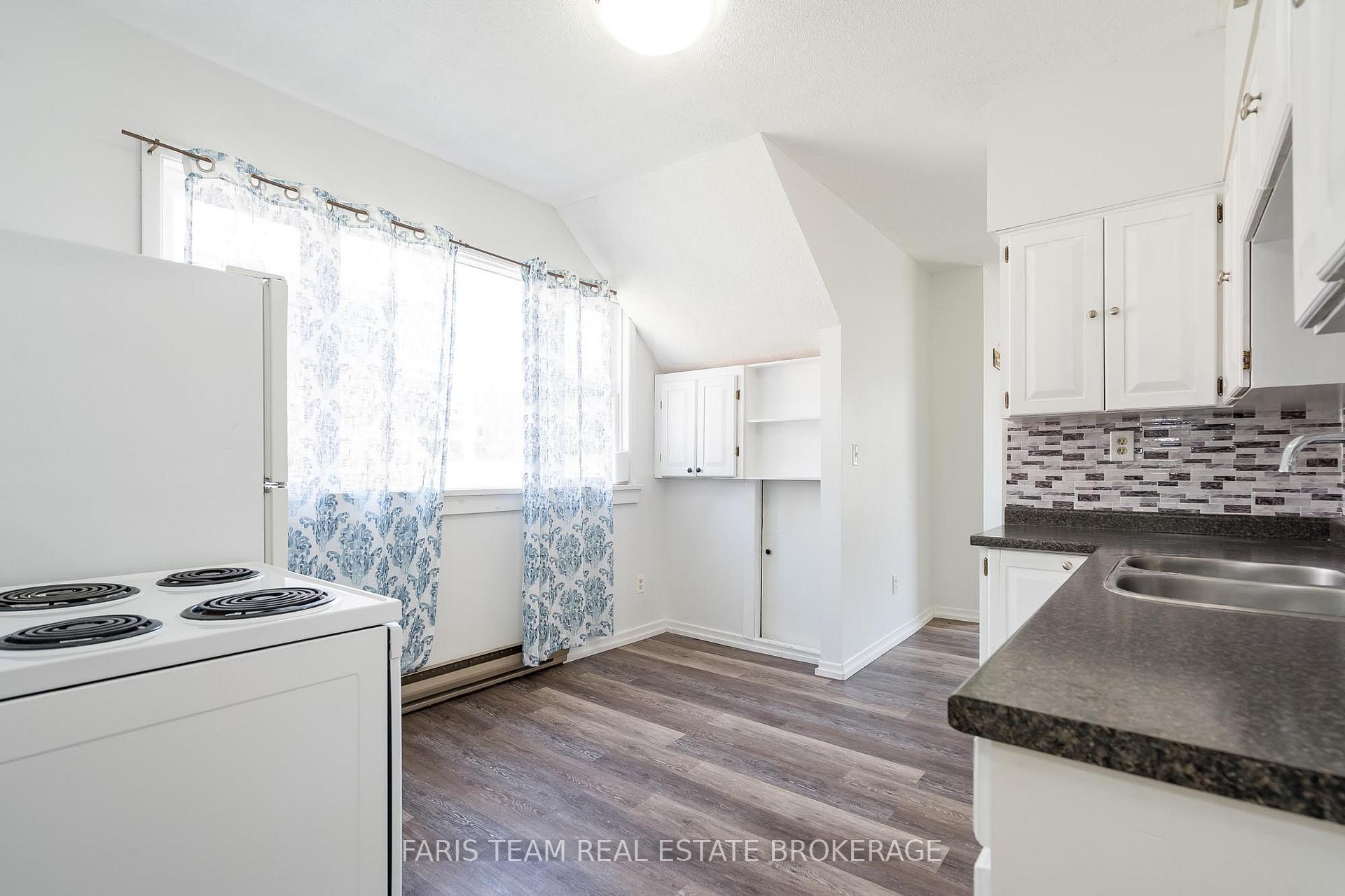 Photo 10 of 612 Bay Street, Midland — HOMEH