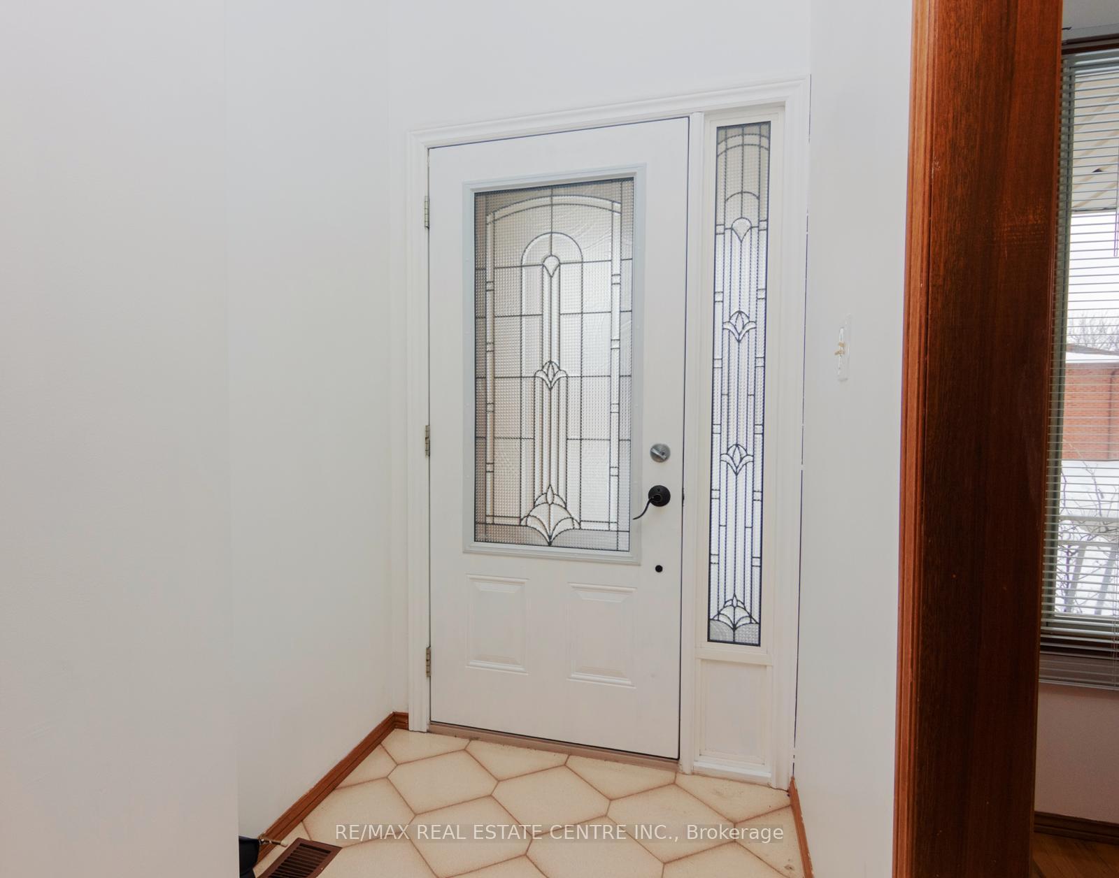 Photo 3 of Unit Main, 22 Glenhaven Drive, Hamilton, Gilkson — HOMEH