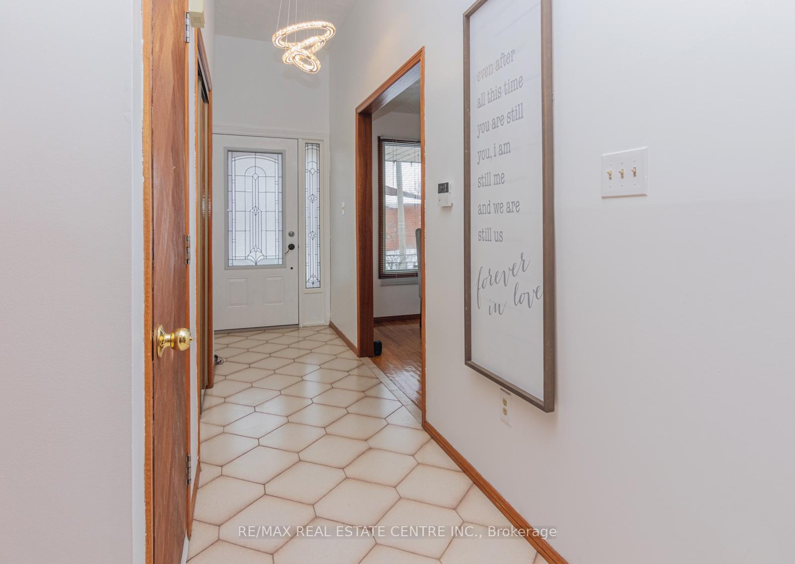 Photo 4 of Unit Main, 22 Glenhaven Drive, Hamilton, Gilkson — HOMEH