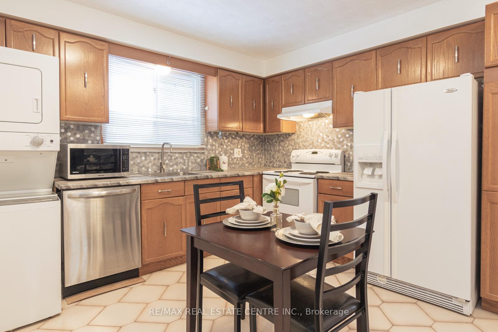 Photo 11 of Unit Main, 22 Glenhaven Drive, Hamilton, Gilkson — HOMEH