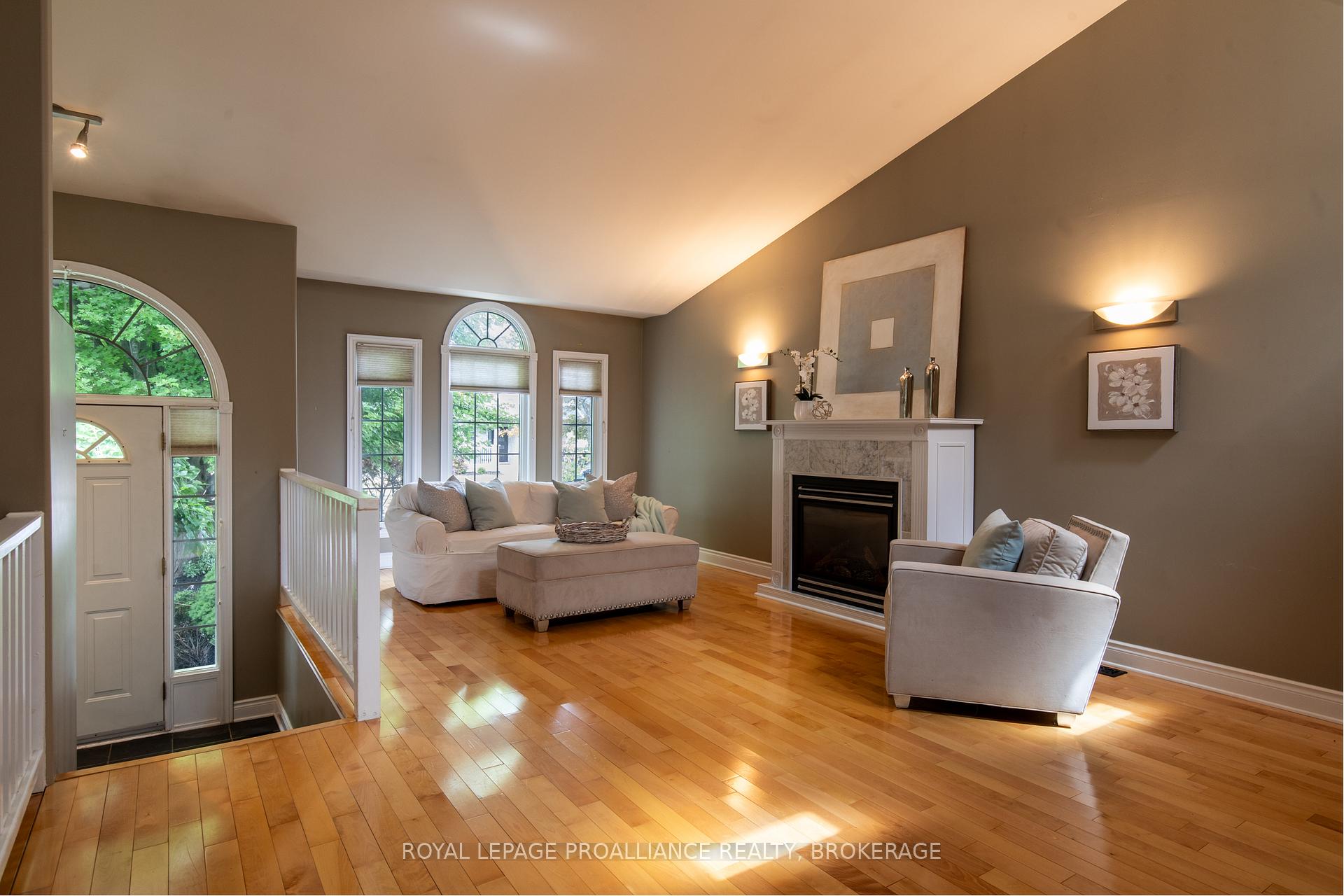 Photo 5 of 440 Weston Crescent, Kingston, East Gardiners Rd — HOMEH