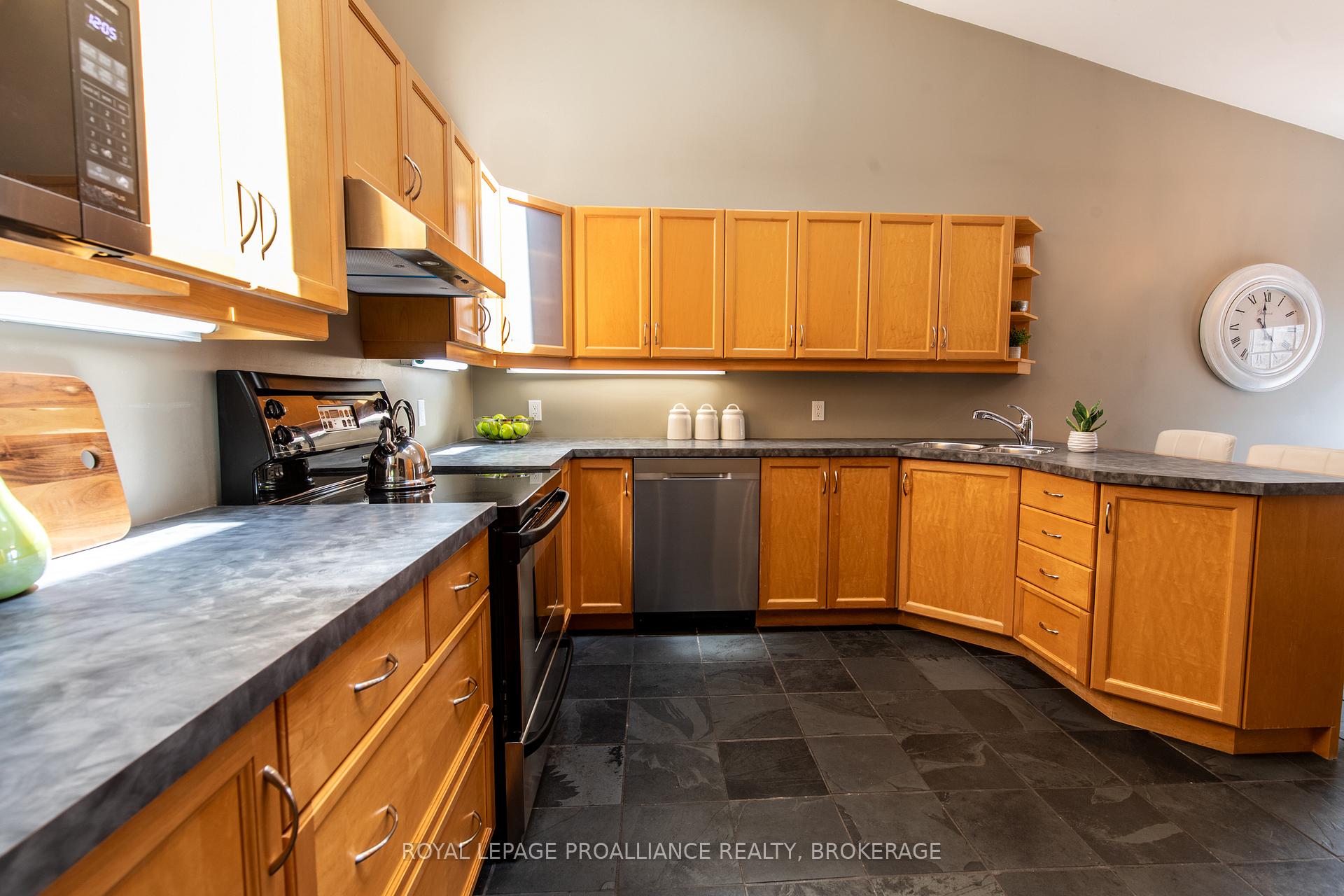 Photo 11 of 440 Weston Crescent, Kingston, East Gardiners Rd — HOMEH