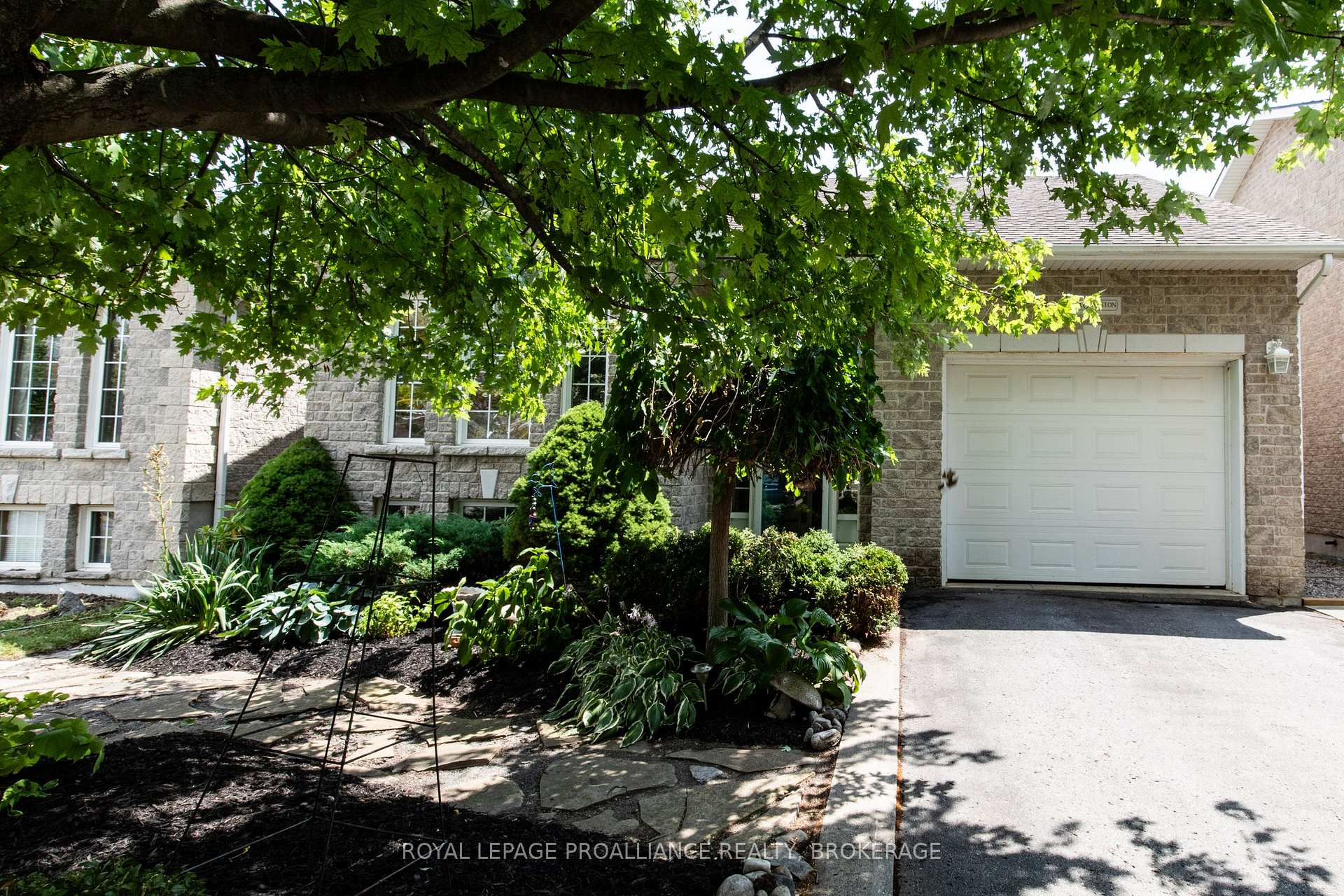 Photo 41 of 440 Weston Crescent, Kingston, East Gardiners Rd — HOMEH