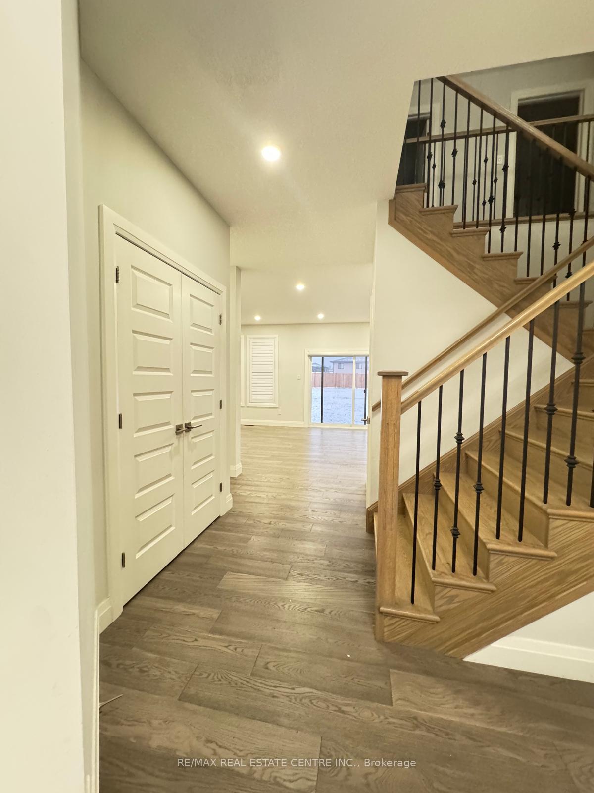 Photo 7 of 127 Poole Crescent, Middlesex Centre, Rural Middlesex Centre — HOMEH