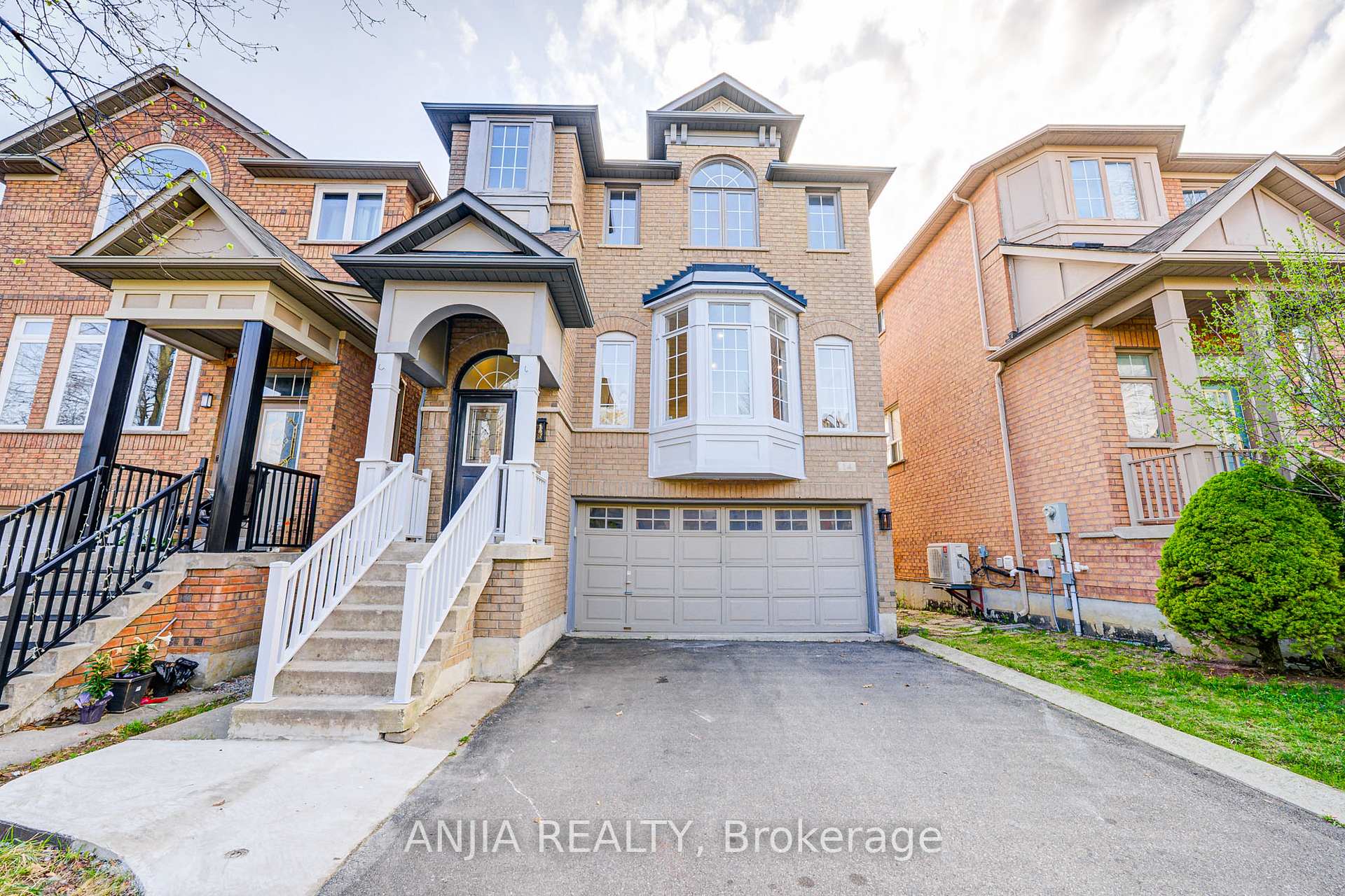 Photo 1 of 14 Fairlawn Avenue, Markham, Berczy — HOMEH