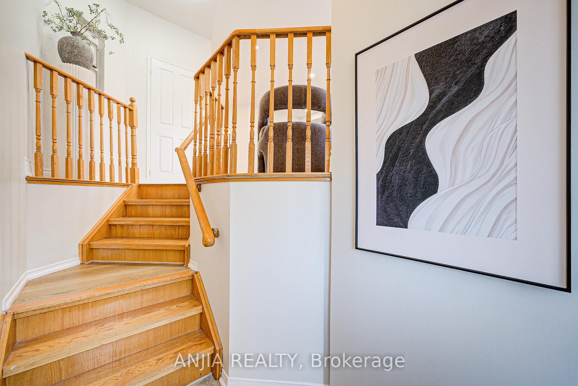 Photo 4 of 14 Fairlawn Avenue, Markham, Berczy — HOMEH