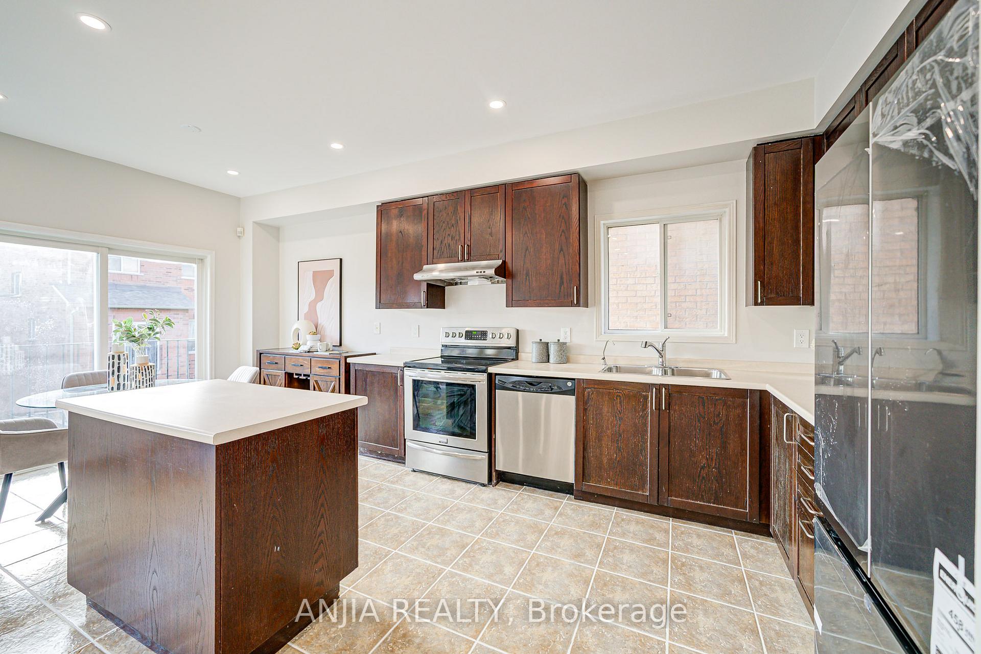 Photo 21 of 14 Fairlawn Avenue, Markham, Berczy — HOMEH