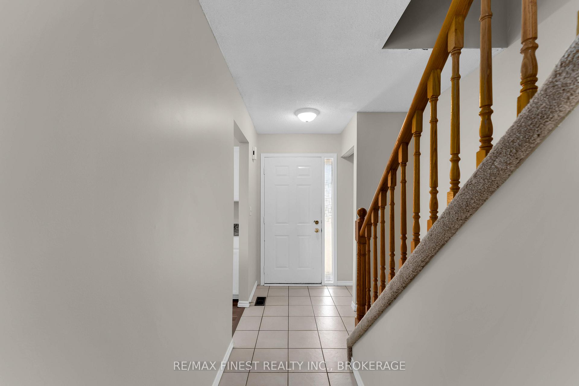 Photo 4 of 1056 Redwood Crescent, Kingston, City Northwest — HOMEH