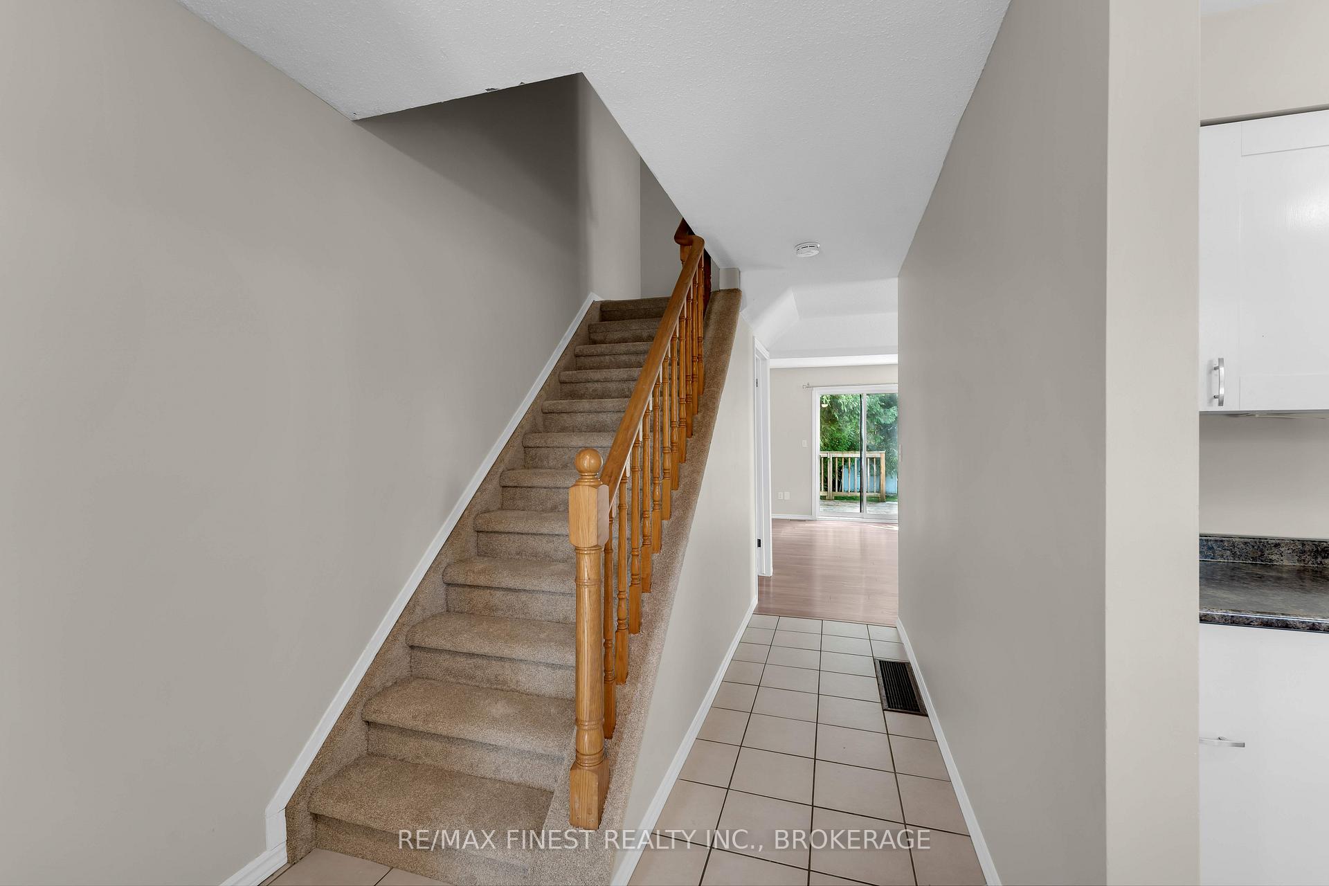 Photo 5 of 1056 Redwood Crescent, Kingston, City Northwest — HOMEH