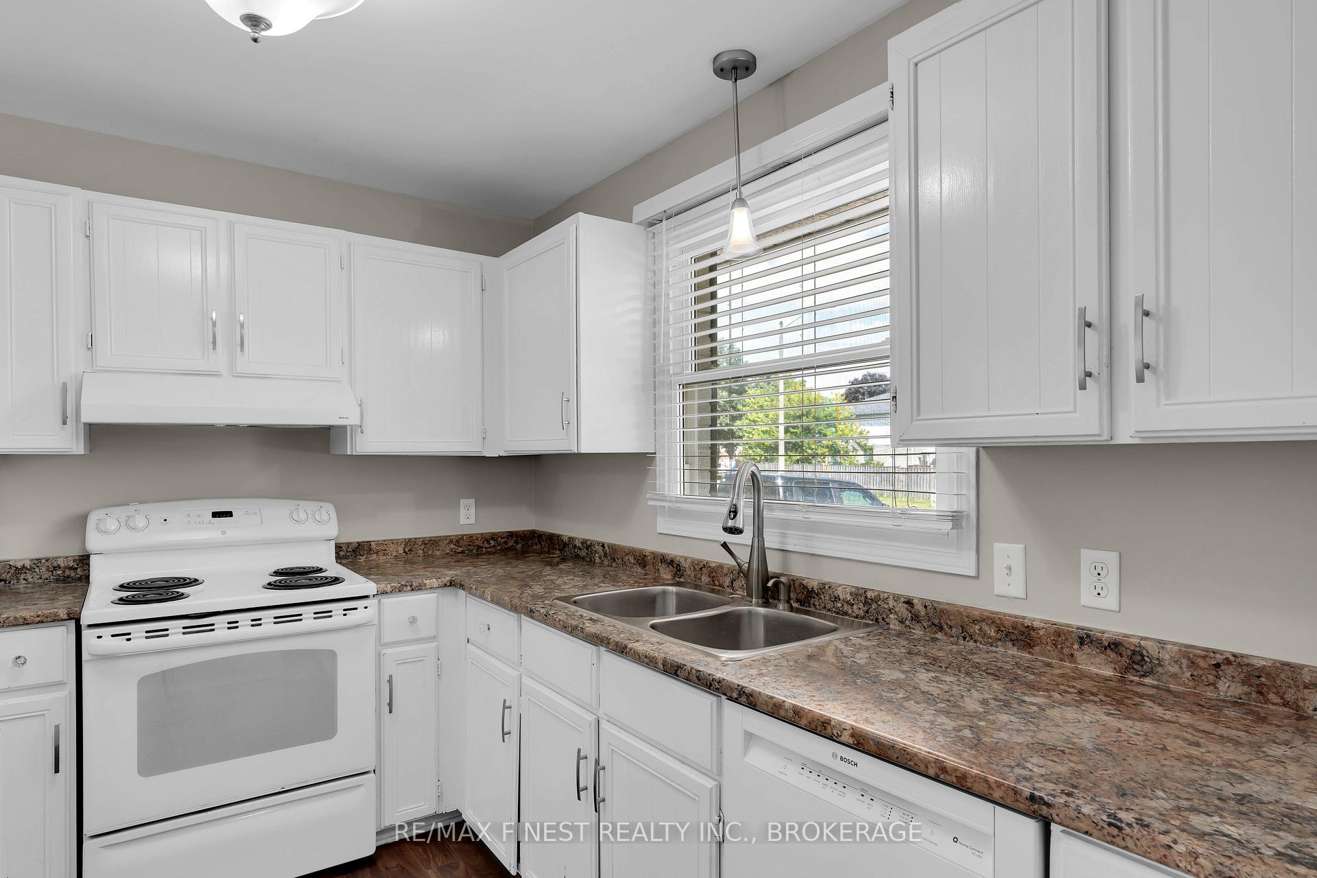 Photo 8 of 1056 Redwood Crescent, Kingston, City Northwest — HOMEH