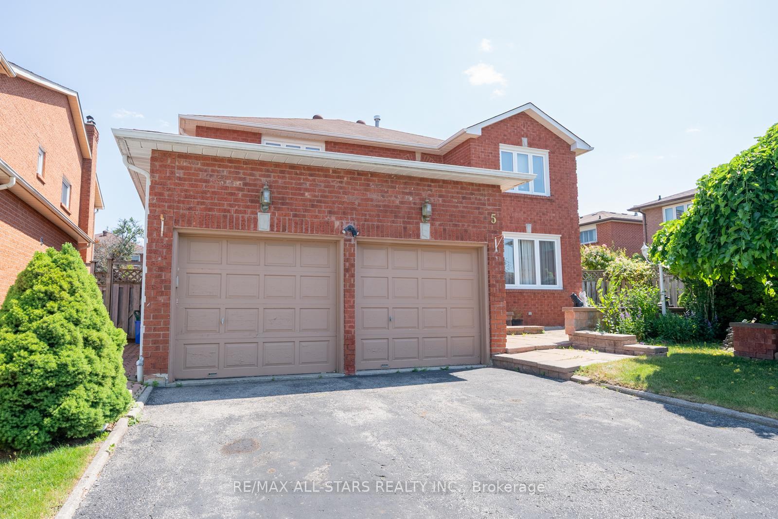 Photo 2 of 5 Janna Court, Markham, Village Green-South Unionville — HOMEH