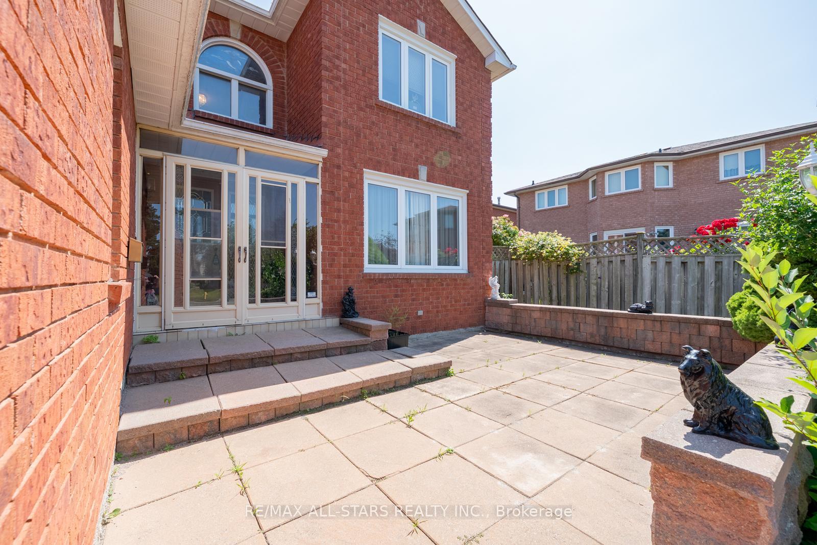 Photo 3 of 5 Janna Court, Markham, Village Green-South Unionville — HOMEH