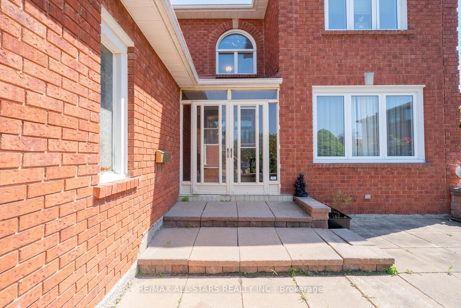 Photo 4 of 5 Janna Court, Markham, Village Green-South Unionville — HOMEH
