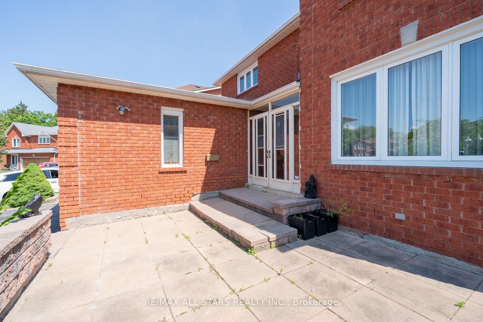 Photo 5 of 5 Janna Court, Markham, Village Green-South Unionville — HOMEH