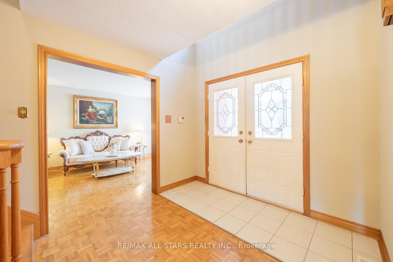 Photo 6 of 5 Janna Court, Markham, Village Green-South Unionville — HOMEH