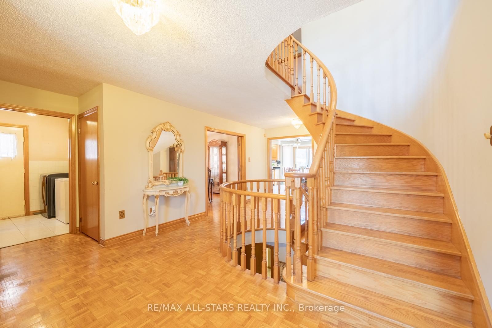 Photo 7 of 5 Janna Court, Markham, Village Green-South Unionville — HOMEH