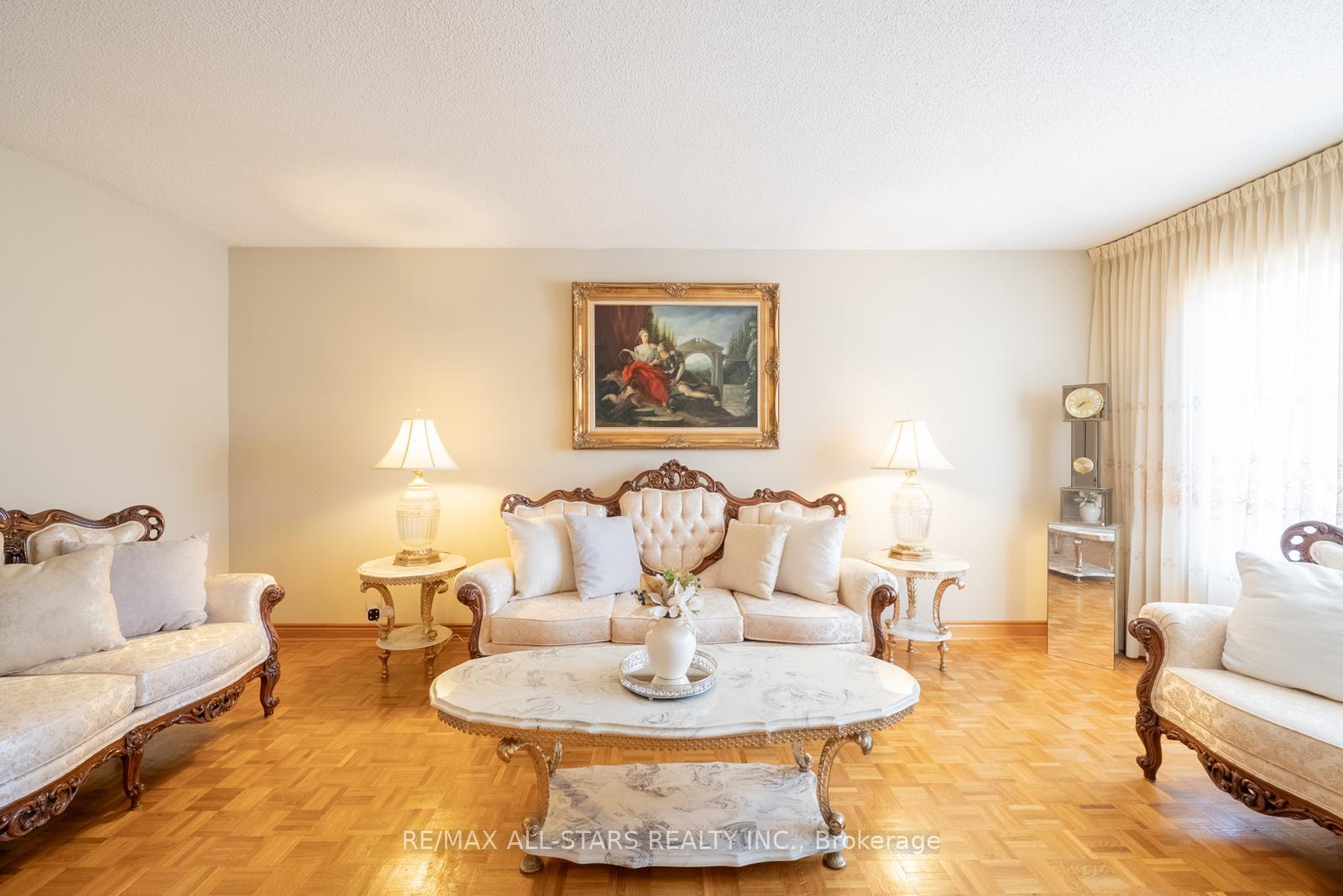 Photo 8 of 5 Janna Court, Markham, Village Green-South Unionville — HOMEH