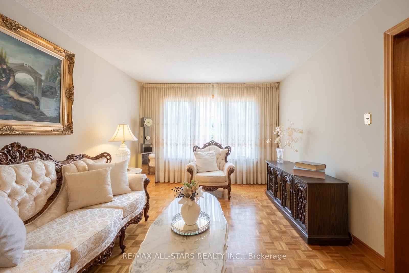 Photo 9 of 5 Janna Court, Markham, Village Green-South Unionville — HOMEH
