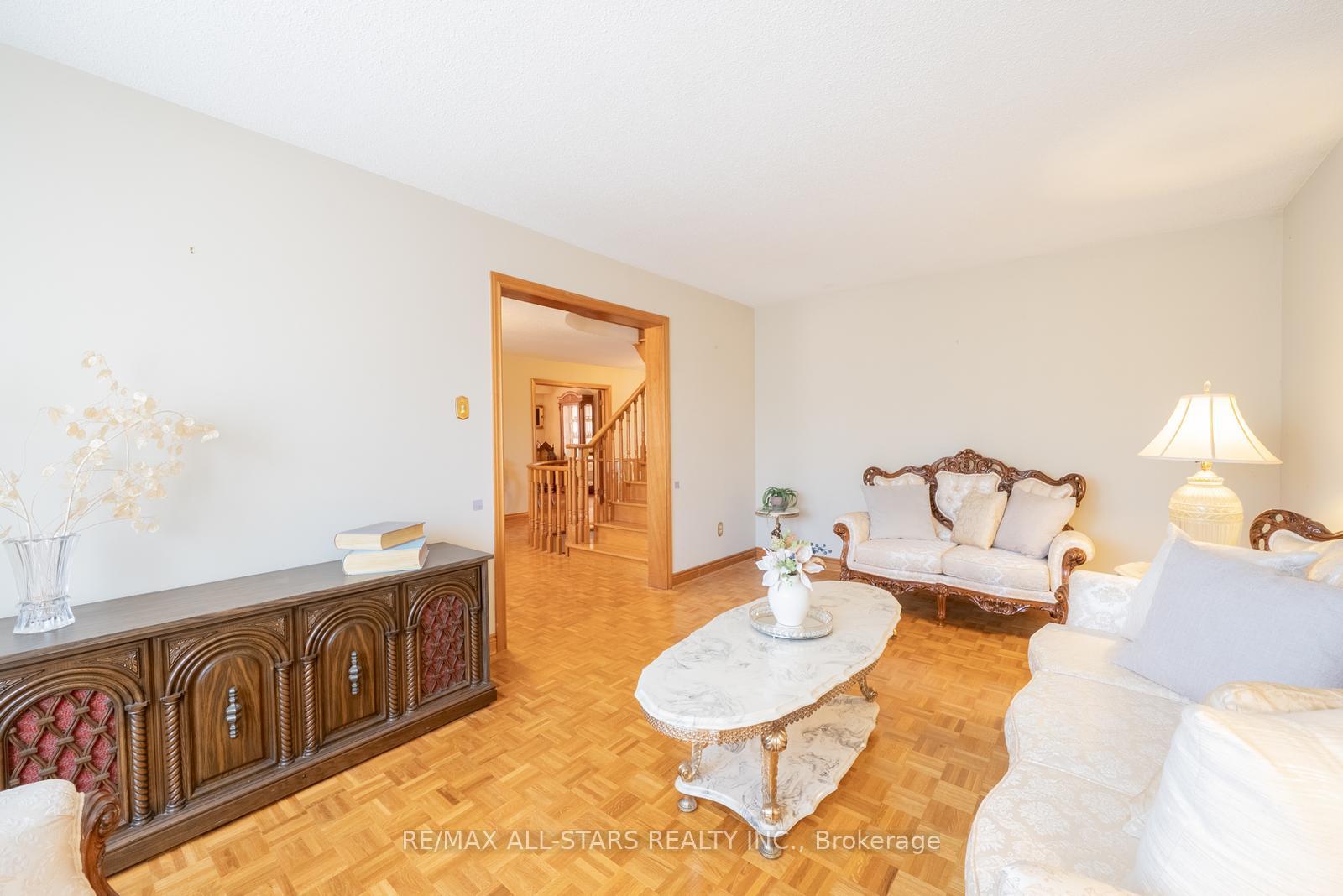 Photo 10 of 5 Janna Court, Markham, Village Green-South Unionville — HOMEH