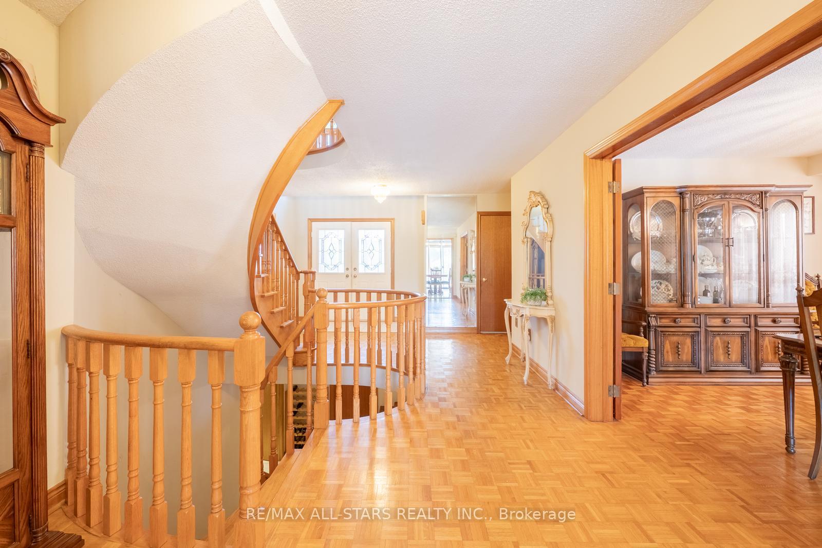 Photo 11 of 5 Janna Court, Markham, Village Green-South Unionville — HOMEH