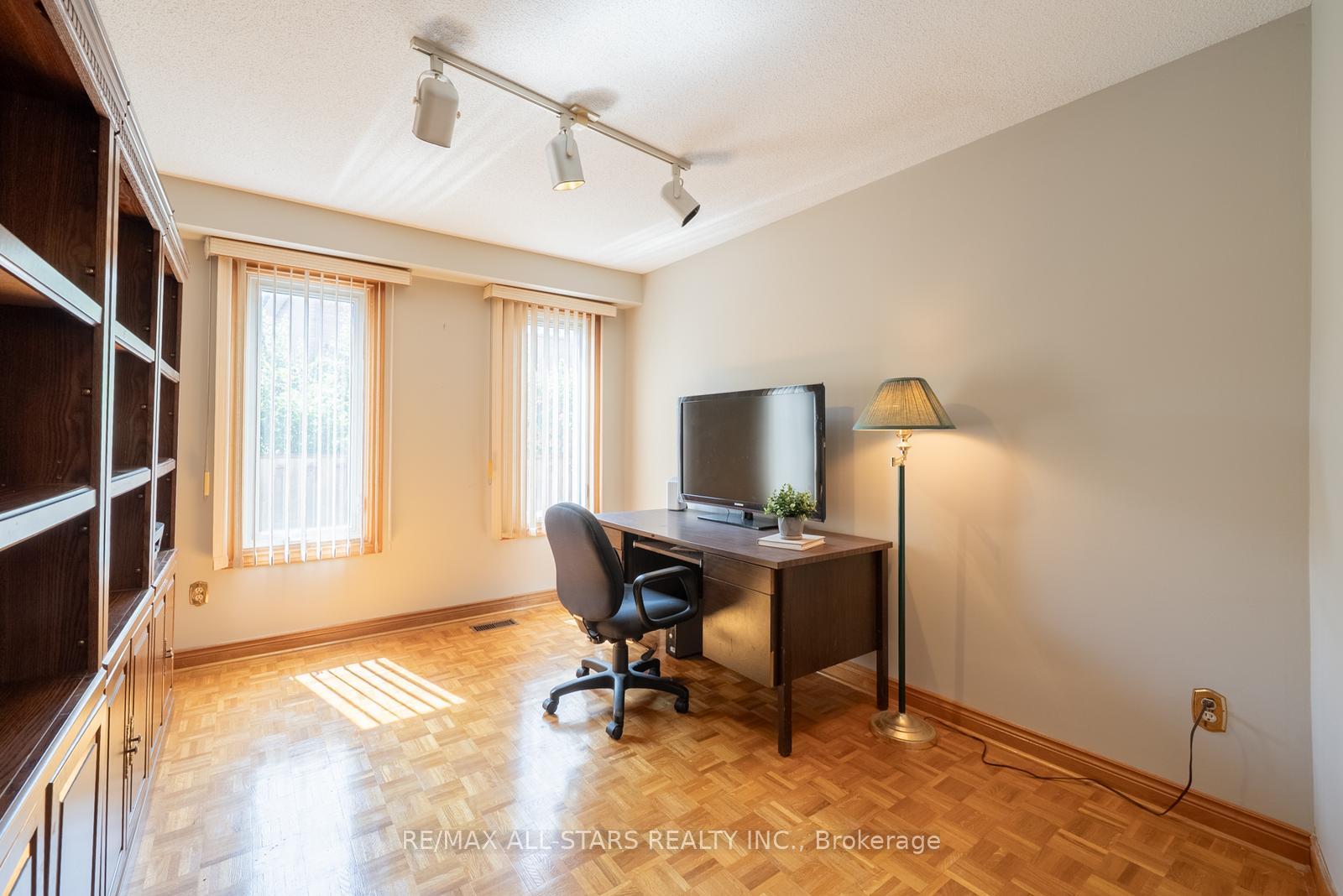 Photo 13 of 5 Janna Court, Markham, Village Green-South Unionville — HOMEH