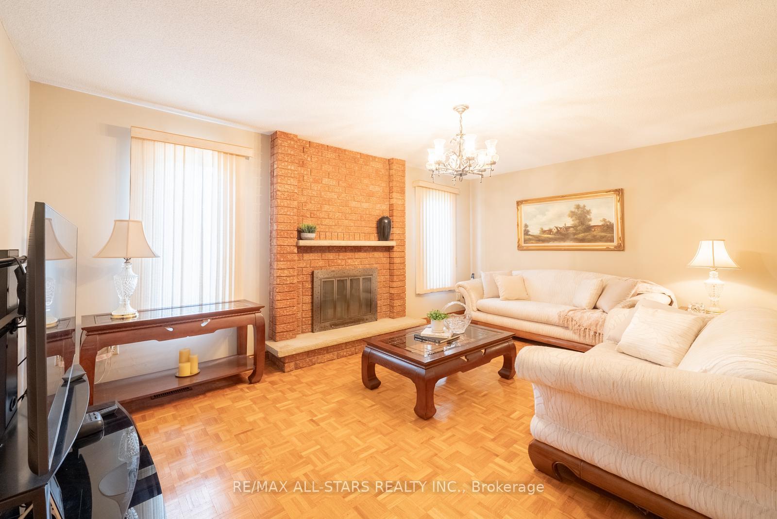 Photo 14 of 5 Janna Court, Markham, Village Green-South Unionville — HOMEH