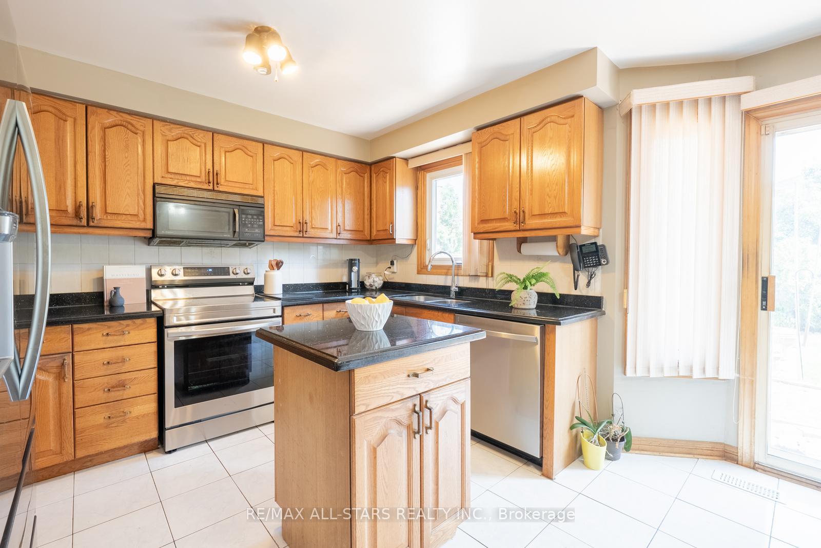 Photo 19 of 5 Janna Court, Markham, Village Green-South Unionville — HOMEH