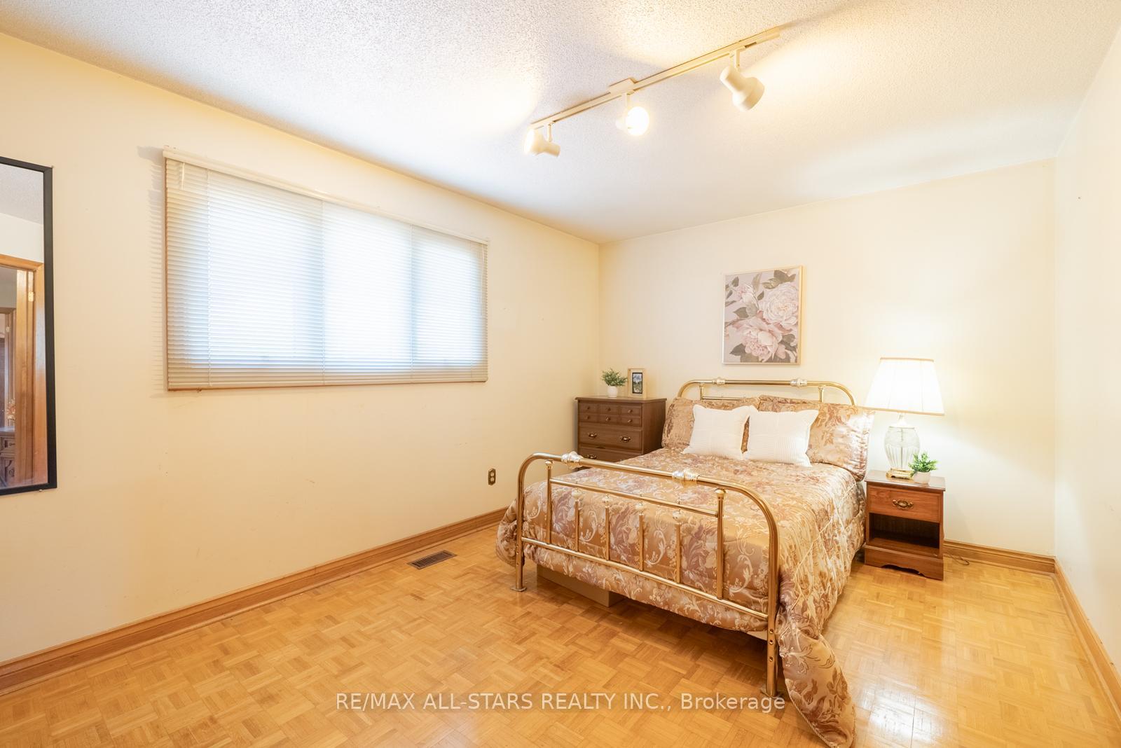 Photo 26 of 5 Janna Court, Markham, Village Green-South Unionville — HOMEH
