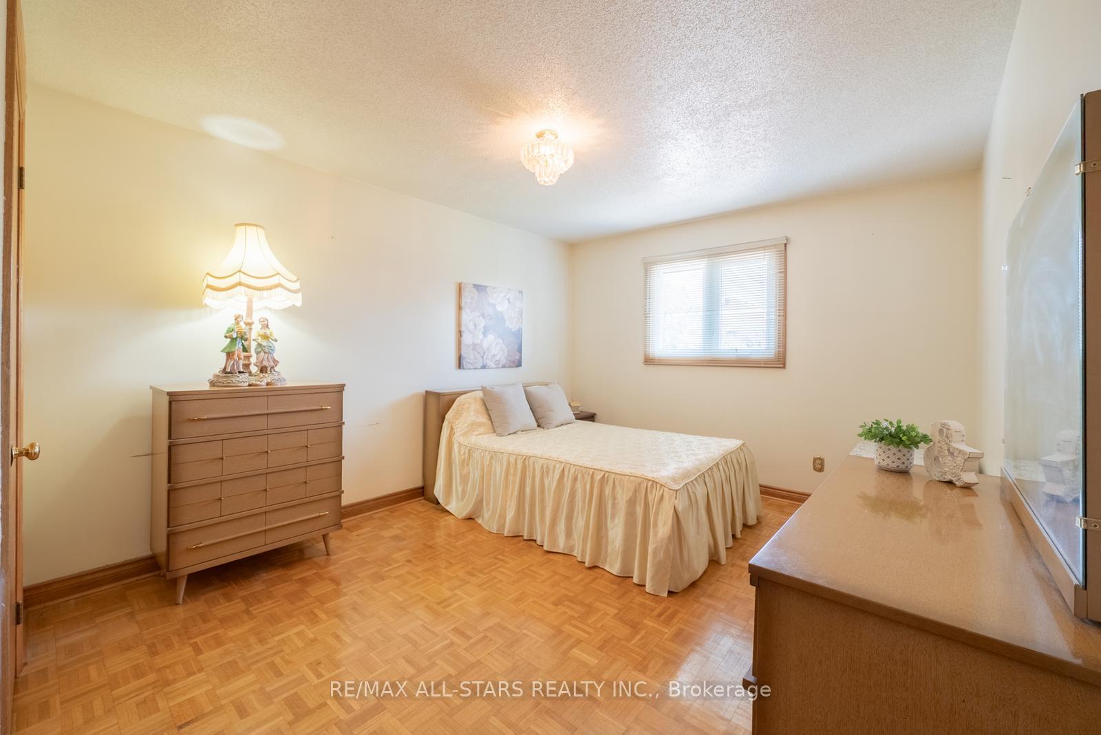 Photo 31 of 5 Janna Court, Markham, Village Green-South Unionville — HOMEH
