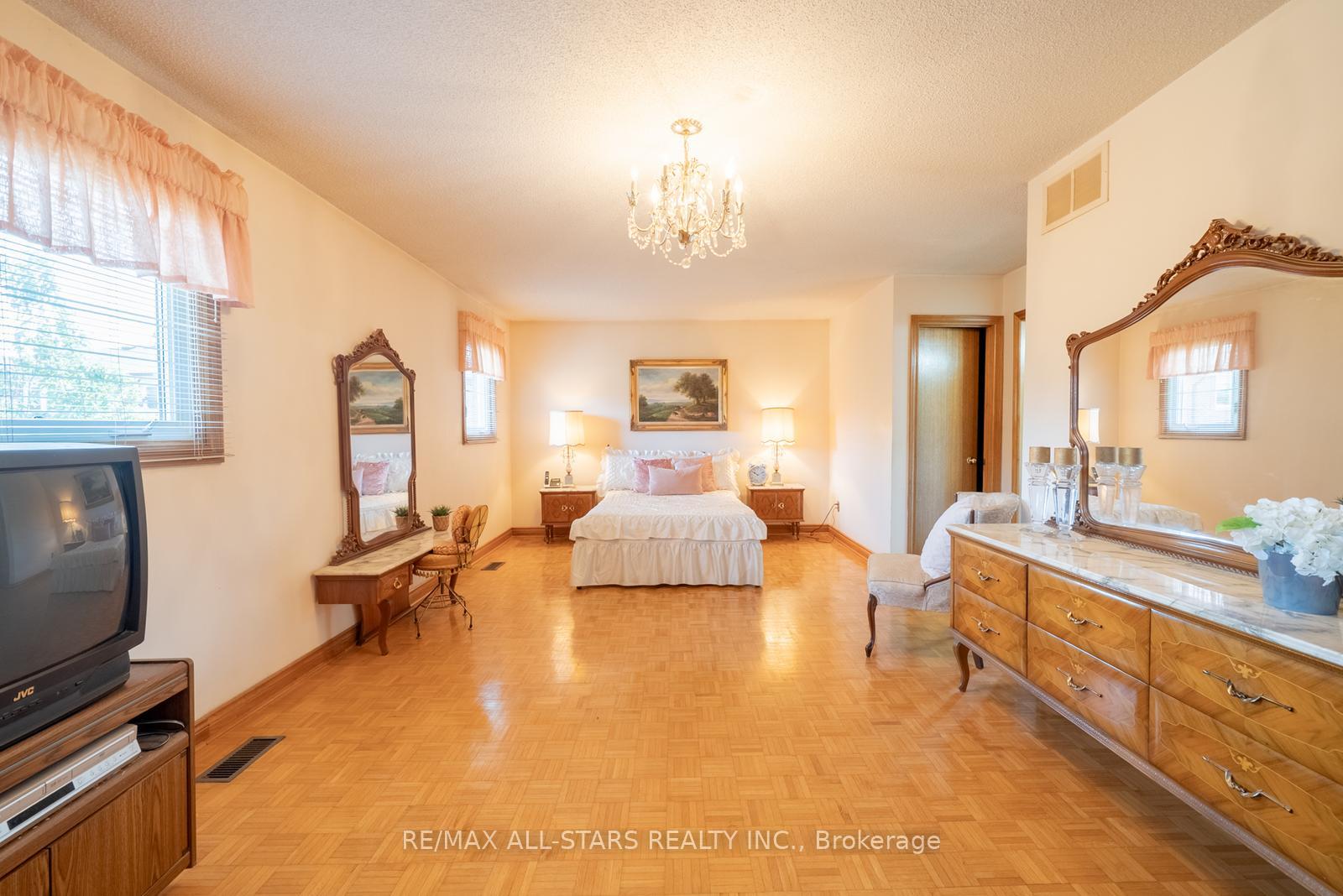 Photo 34 of 5 Janna Court, Markham, Village Green-South Unionville — HOMEH