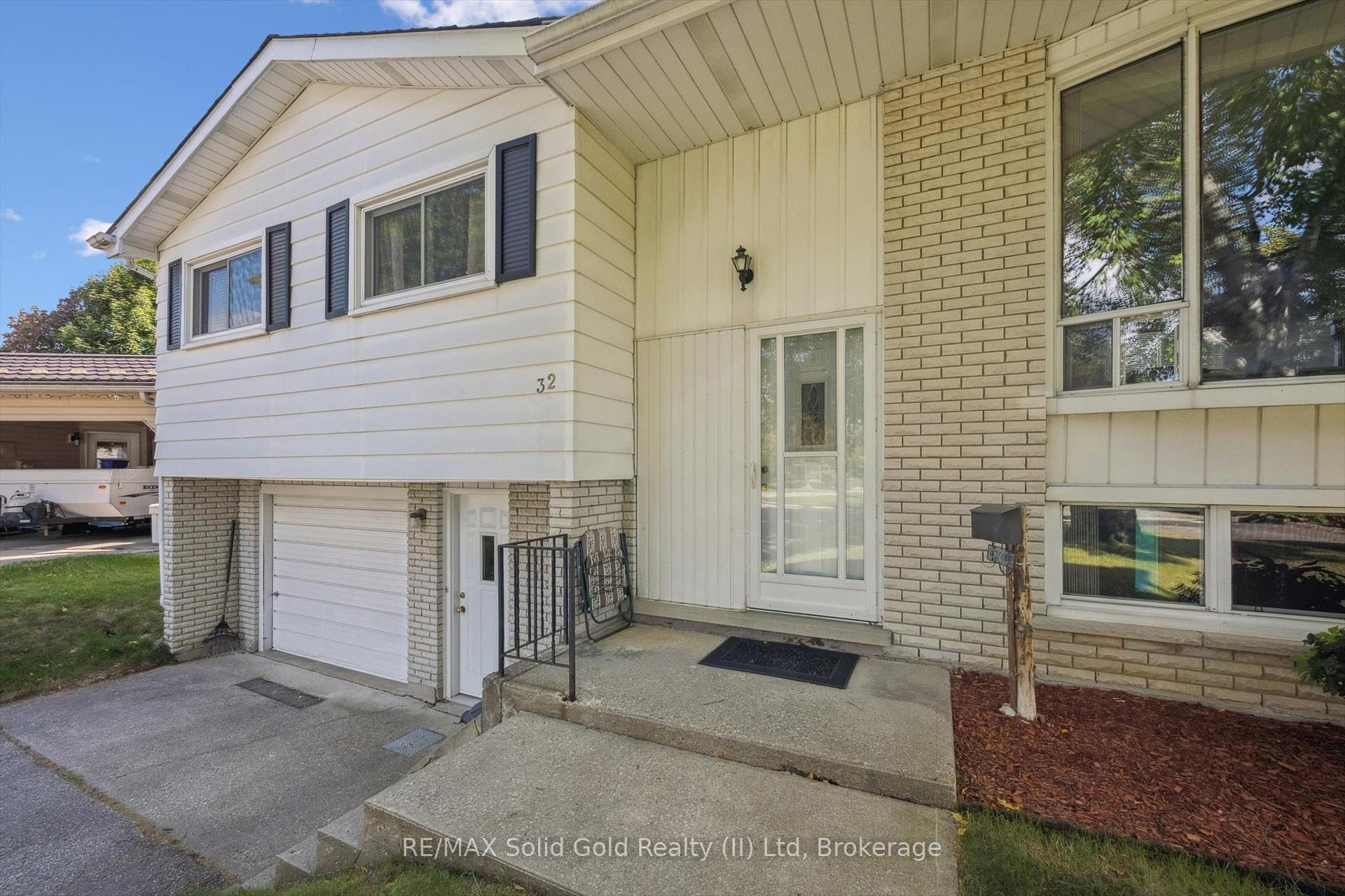 Photo 2 of 32 Lambert Place, Kitchener — HOMEH