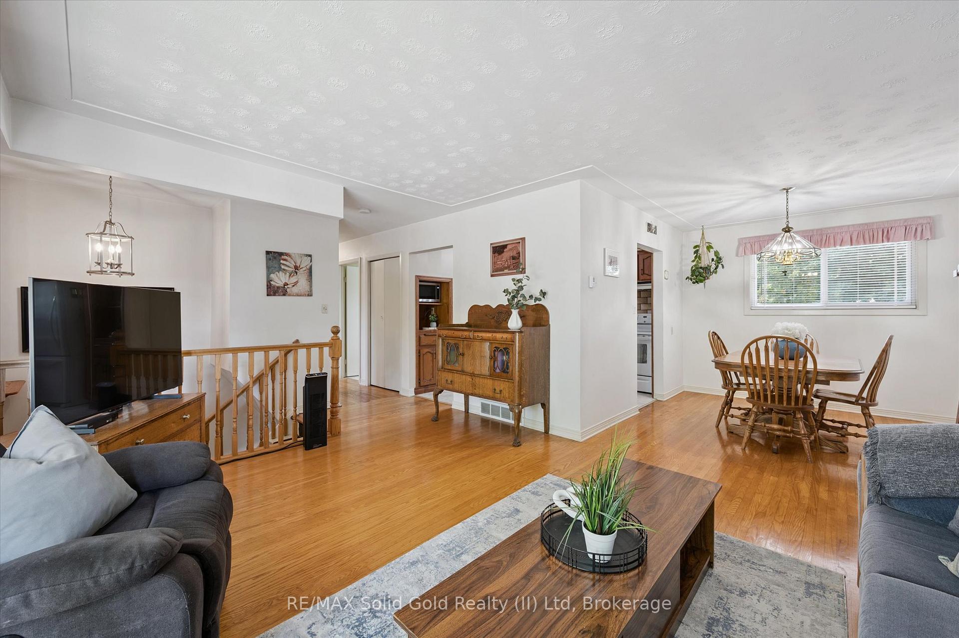 Photo 8 of 32 Lambert Place, Kitchener — HOMEH