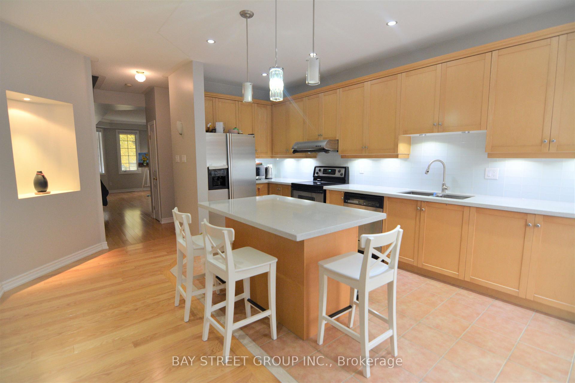Photo 4 of 111 Southbrook Crescent, Markham, Cachet — HOMEH