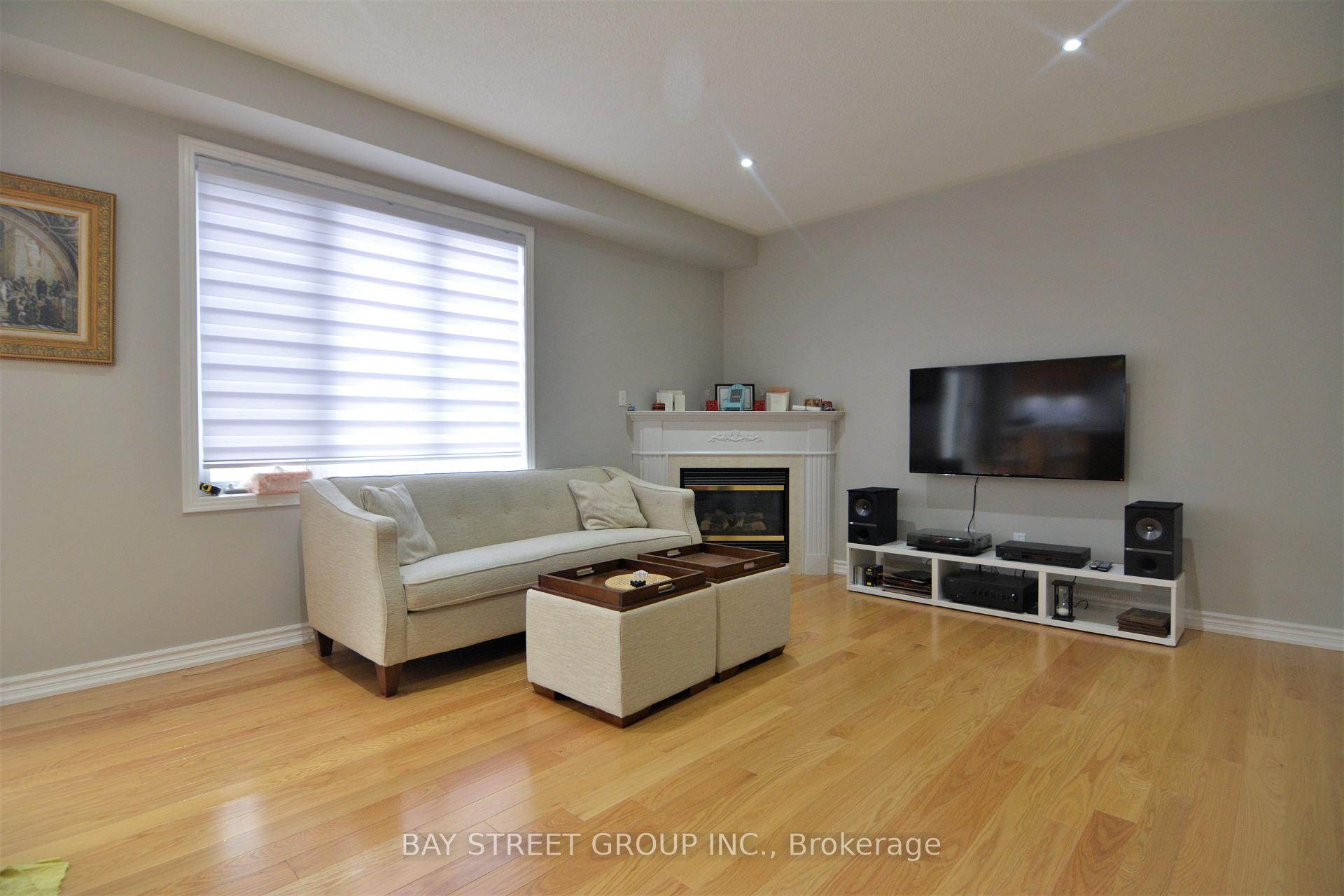 Photo 5 of 111 Southbrook Crescent, Markham, Cachet — HOMEH