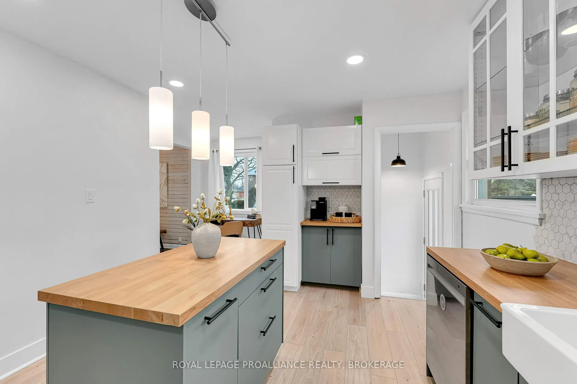 Photo 14 of 386 McEwen Drive, Kingston, City Southwest — HOMEH