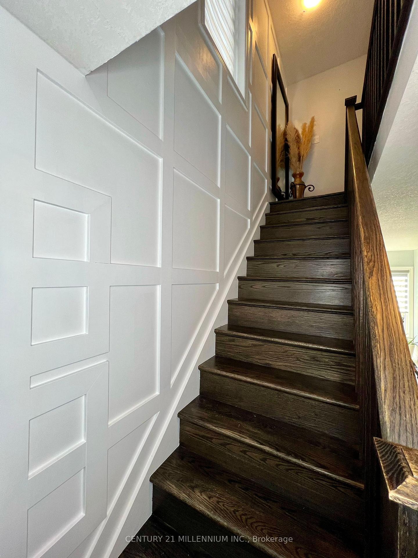 Photo 3 of 15 Dorchester Terrace, Hamilton, Stoney Creek Mountain — HOMEH