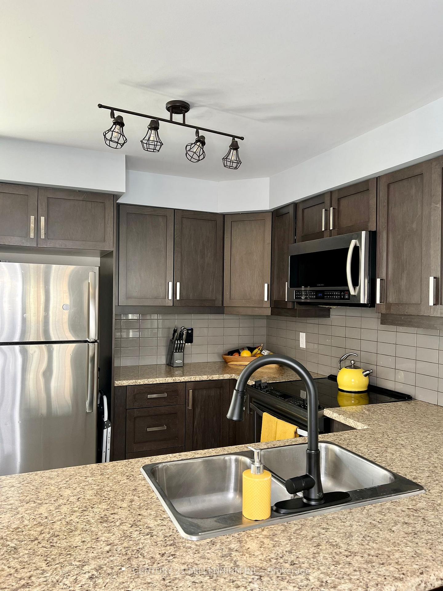 Photo 5 of 15 Dorchester Terrace, Hamilton, Stoney Creek Mountain — HOMEH