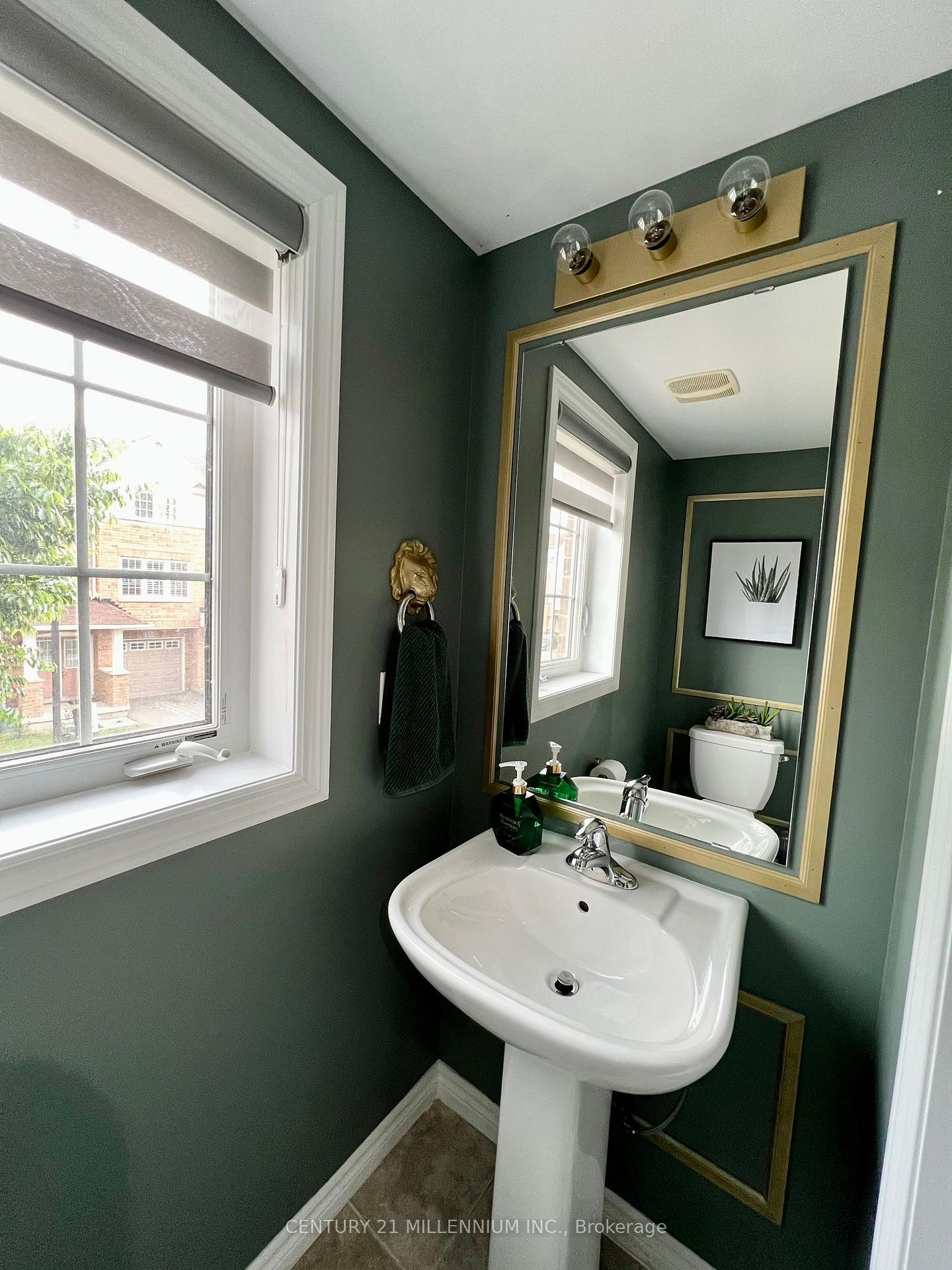 Photo 9 of 15 Dorchester Terrace, Hamilton, Stoney Creek Mountain — HOMEH