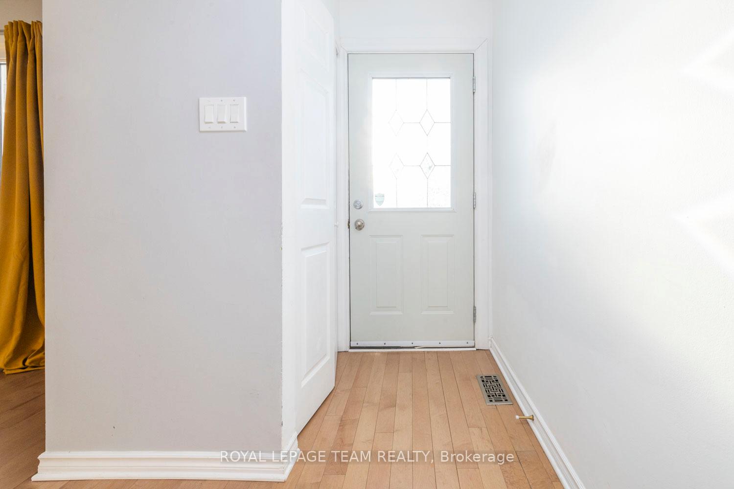 Photo 3 of 945 Greenbriar Avenue, Ottawa, Carleton Heights — HOMEH