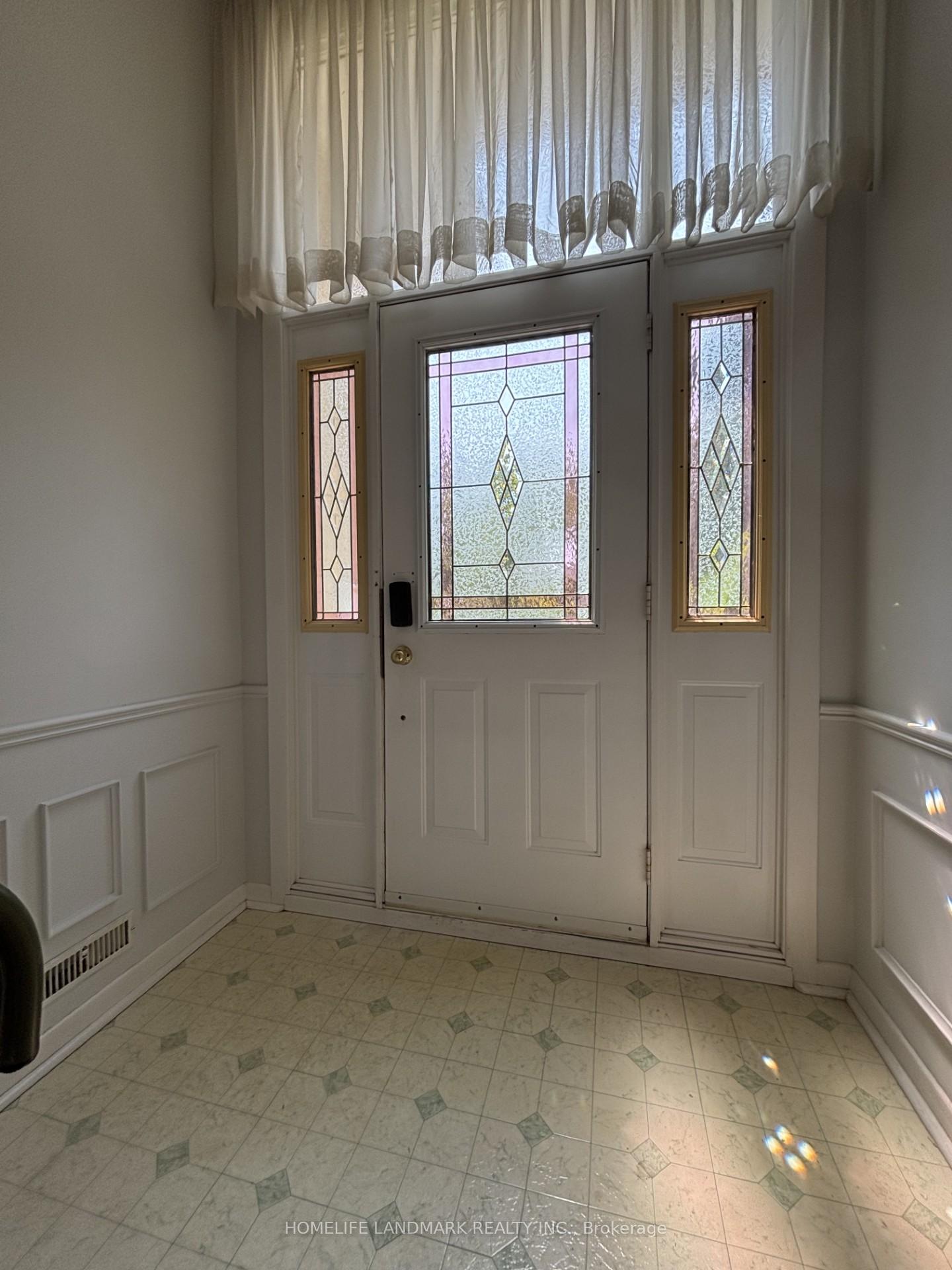 Photo 2 of 212 Krieghoff Avenue, Markham, Unionville — HOMEH