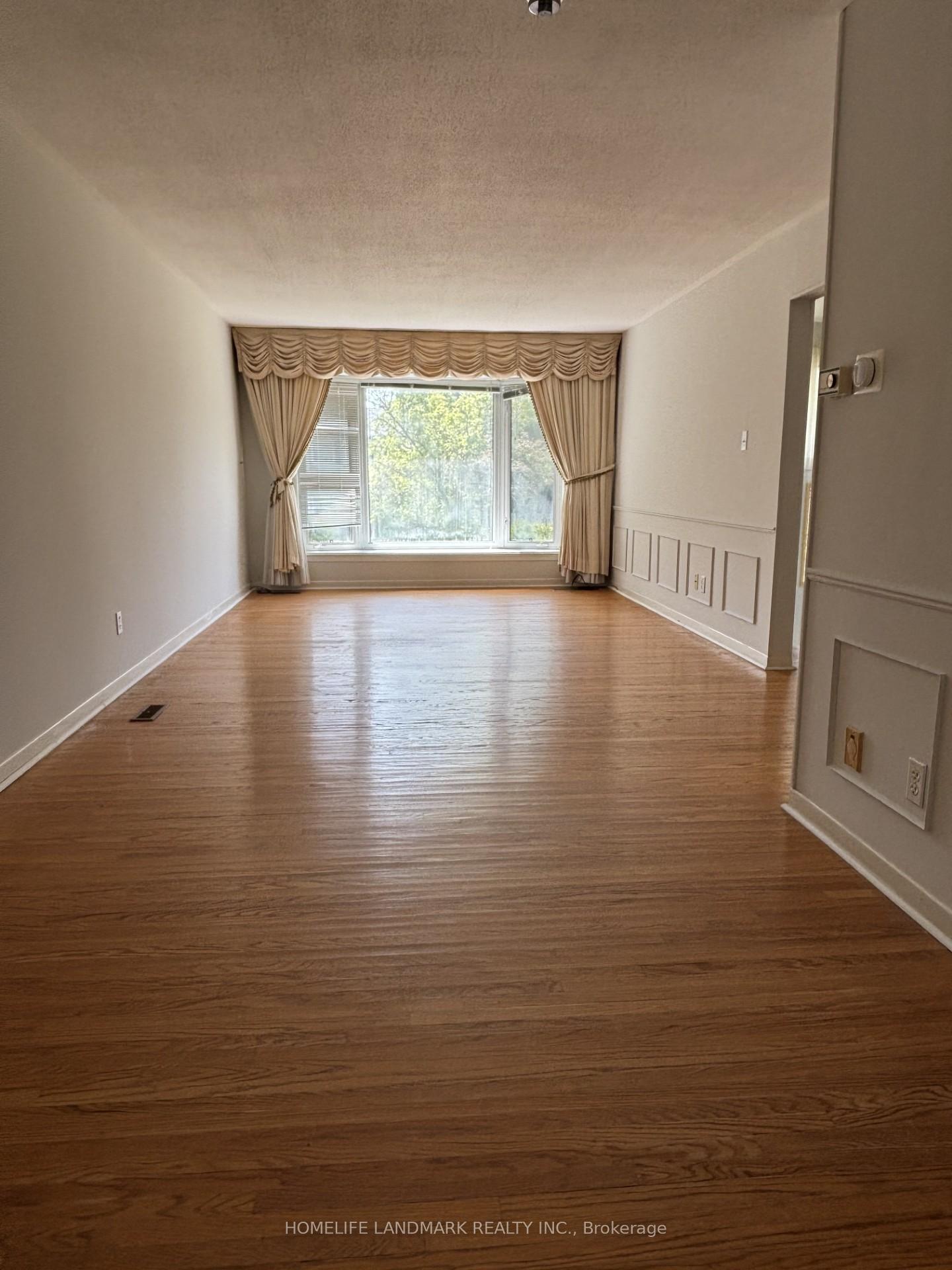 Photo 4 of 212 Krieghoff Avenue, Markham, Unionville — HOMEH