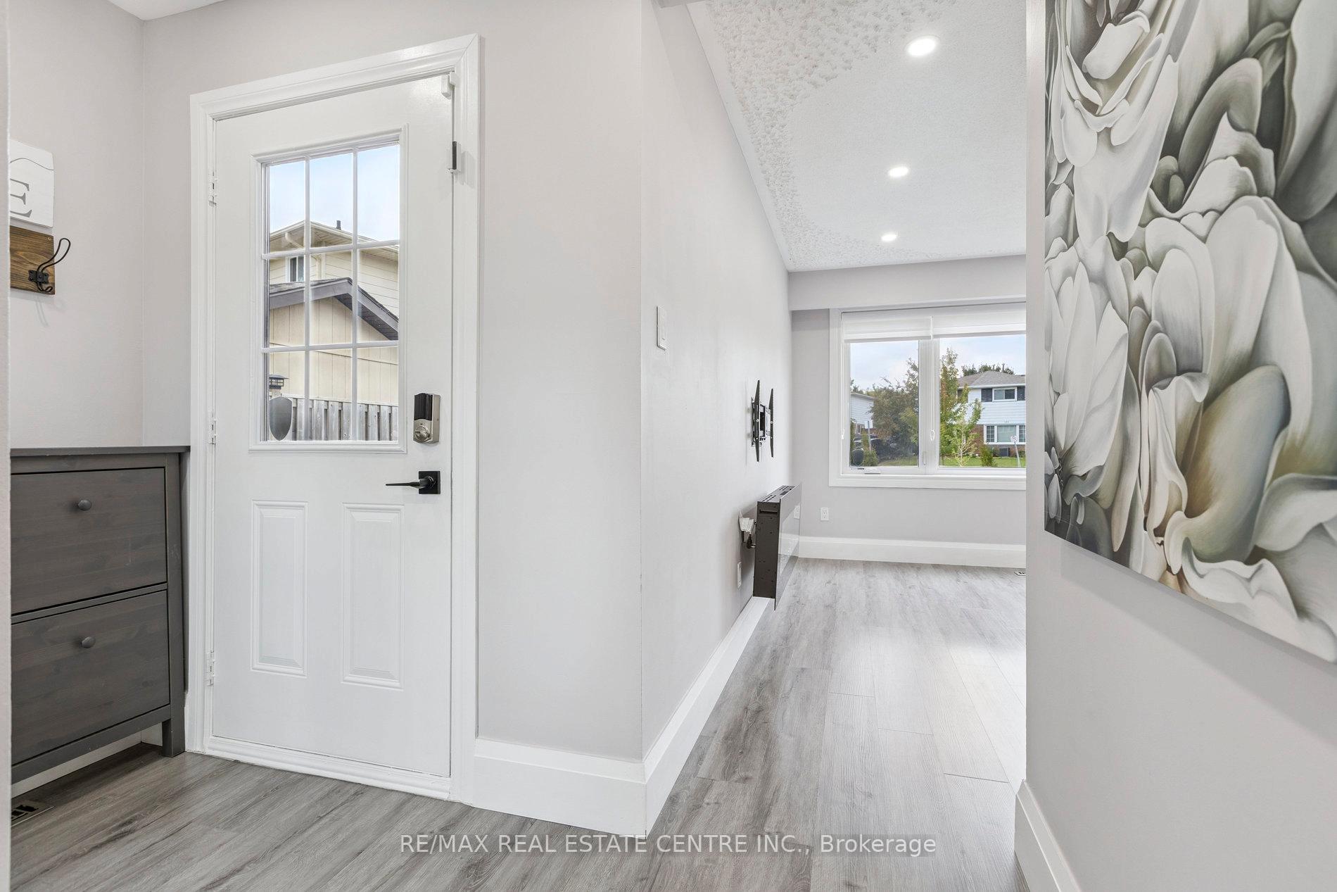 Photo 3 of 122 Mooregate Crescent, Kitchener — HOMEH