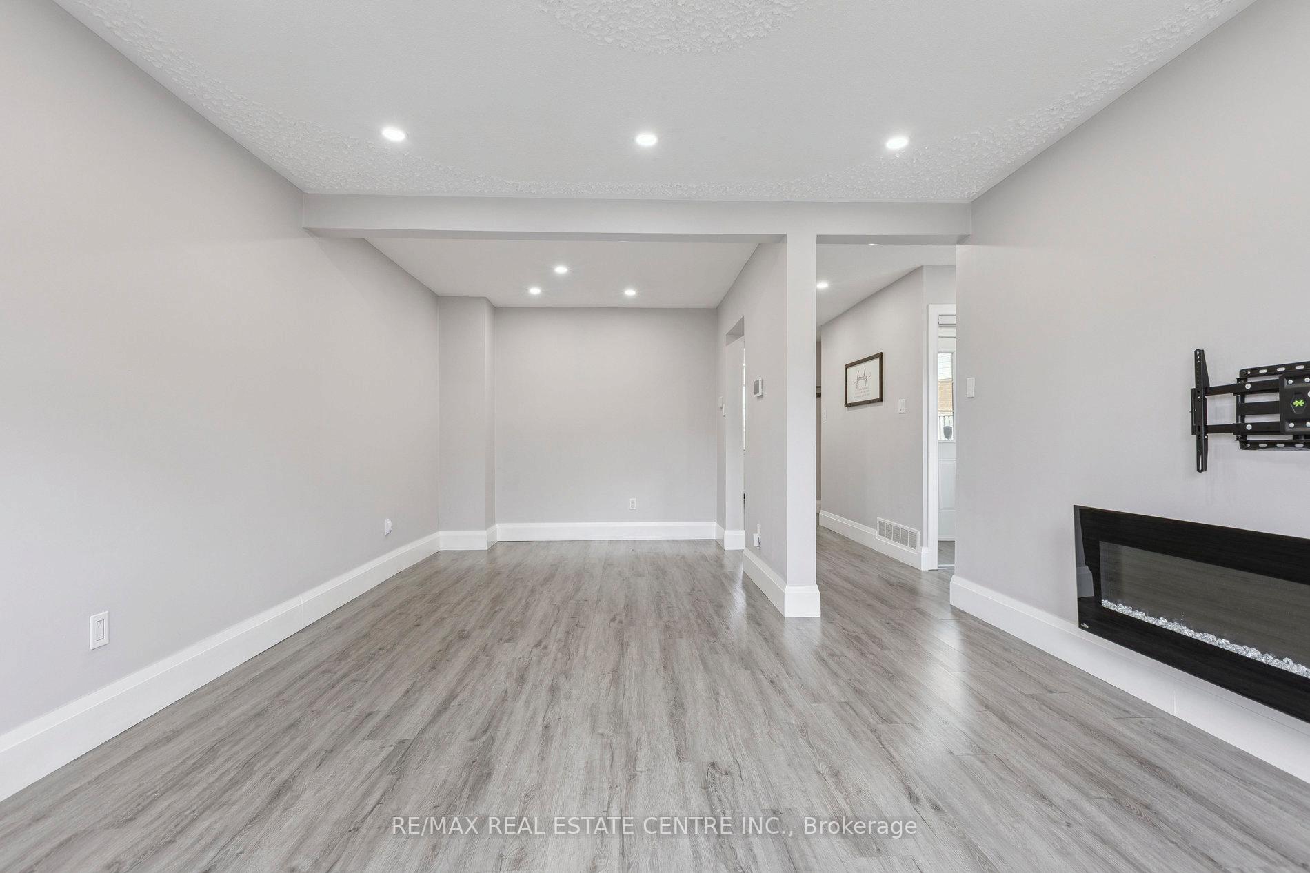 Photo 7 of 122 Mooregate Crescent, Kitchener — HOMEH
