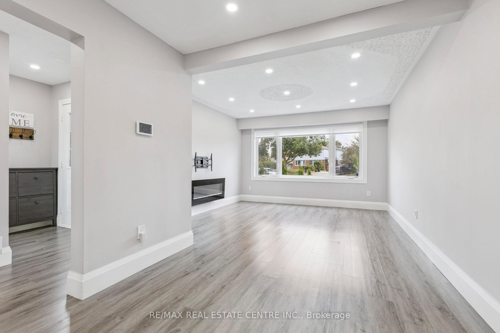 Photo 9 of 122 Mooregate Crescent, Kitchener — HOMEH