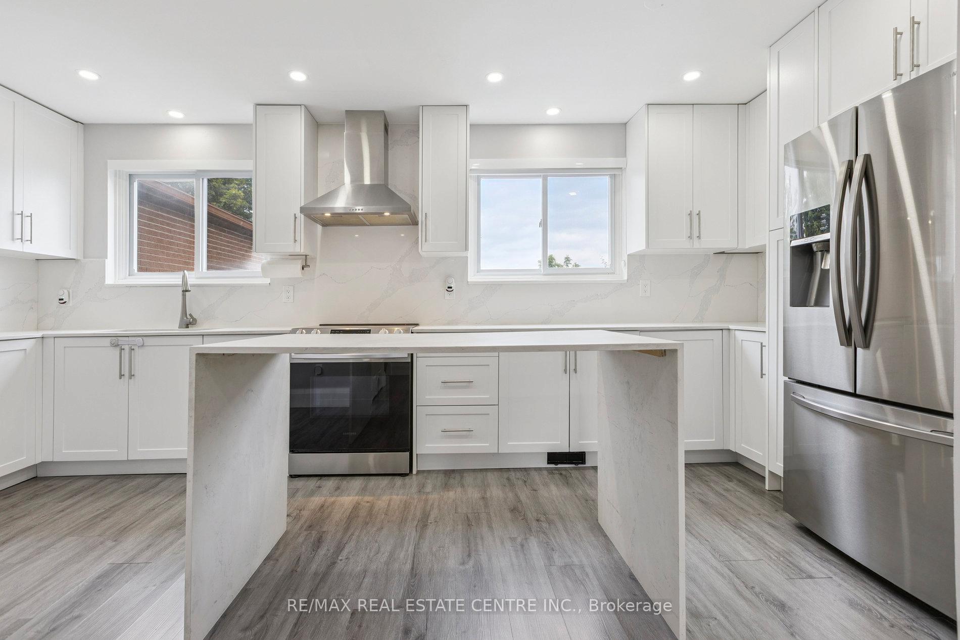 Photo 11 of 122 Mooregate Crescent, Kitchener — HOMEH
