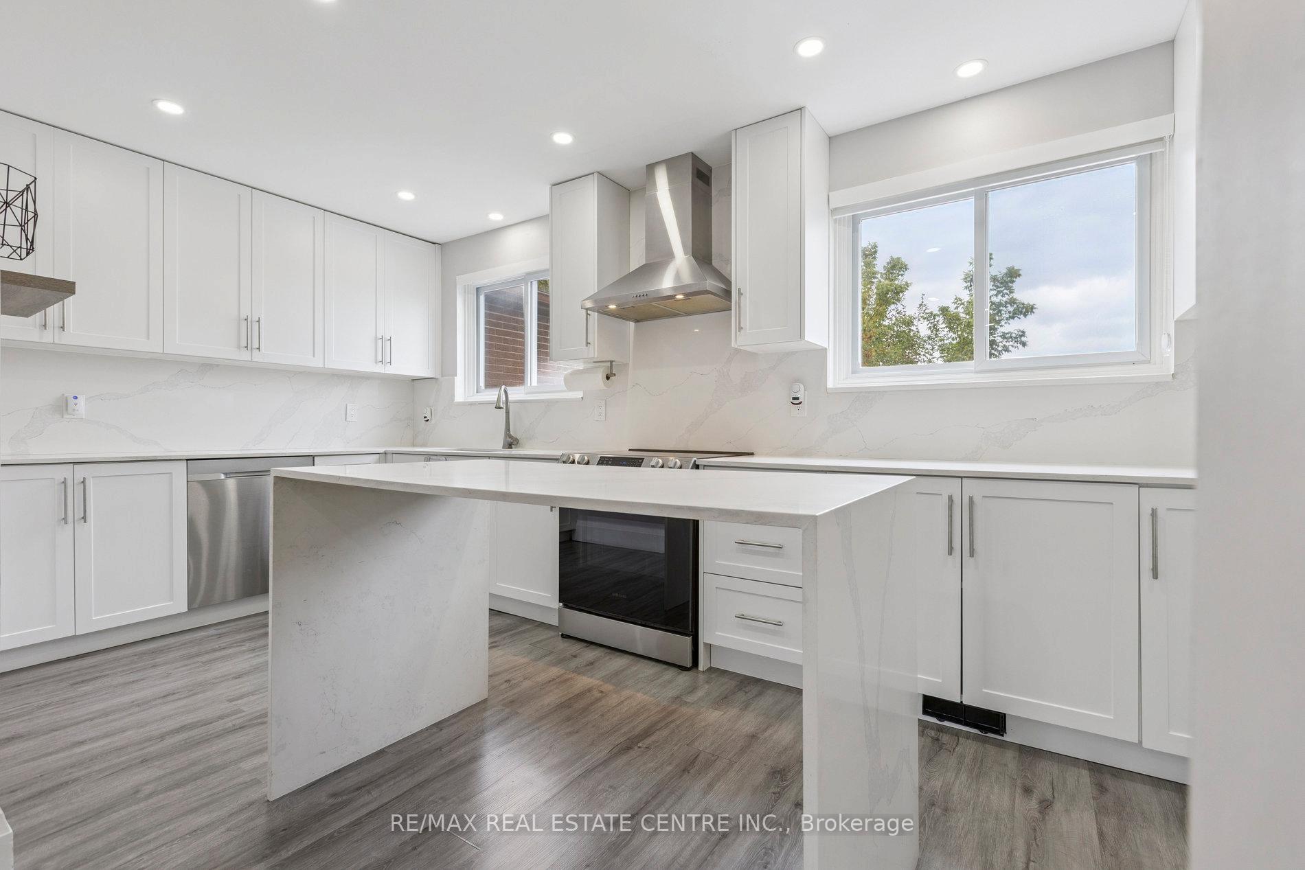 Photo 12 of 122 Mooregate Crescent, Kitchener — HOMEH